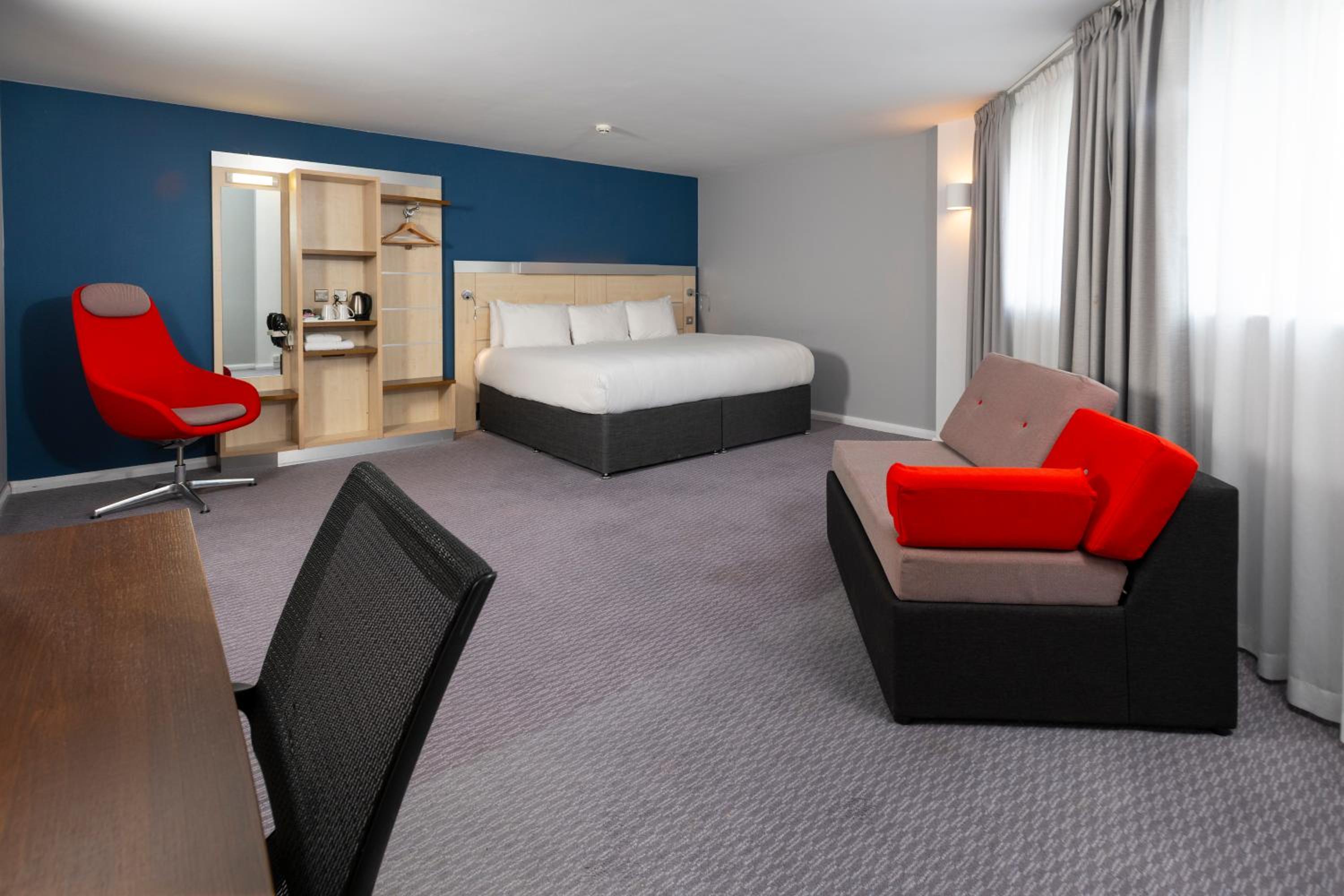 Corner King Room with Sofa Bed and Free Hot Breakfast - Photo 1