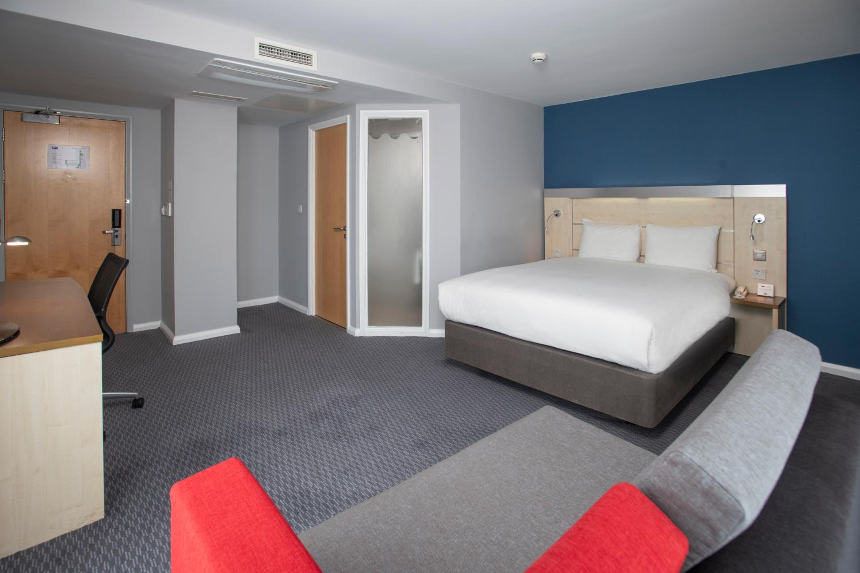Corner King Room with Sofa Bed and Free Hot Breakfast - Photo 6