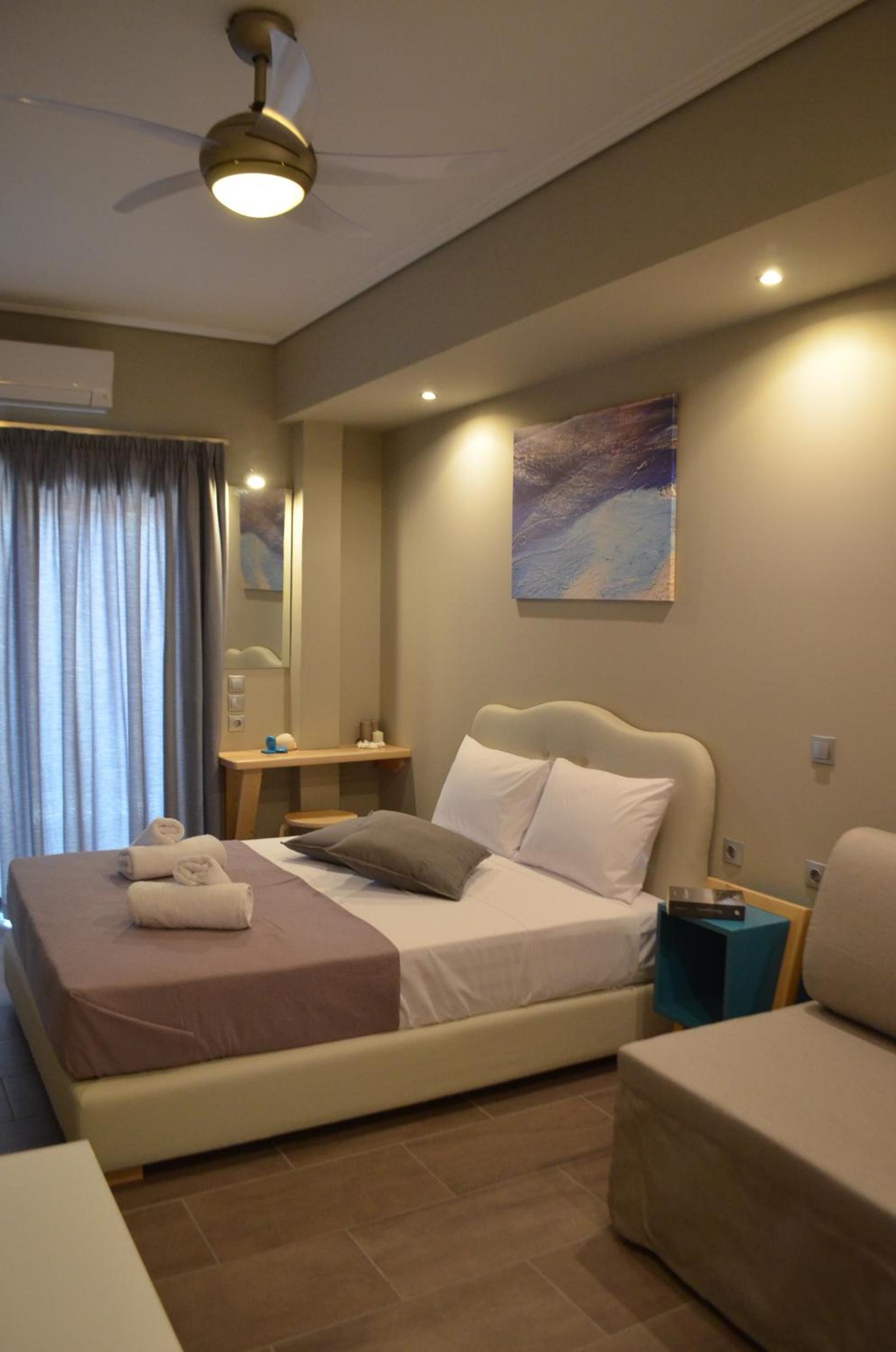 Double Room with Balcony - Photo 8