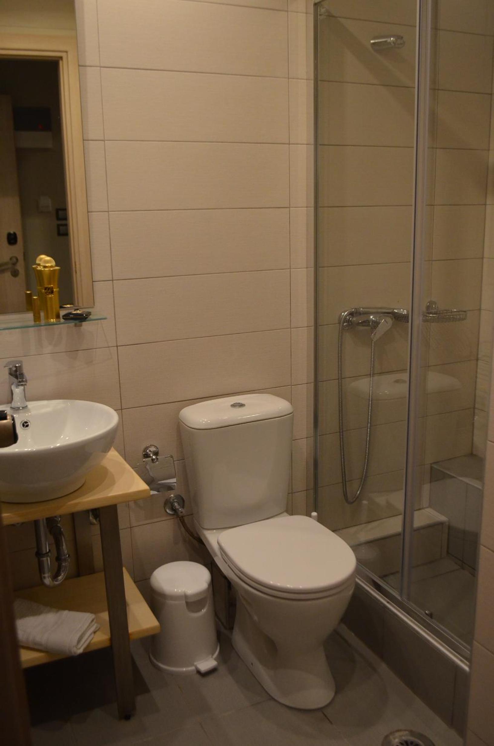 Double Room with Balcony - Photo 10