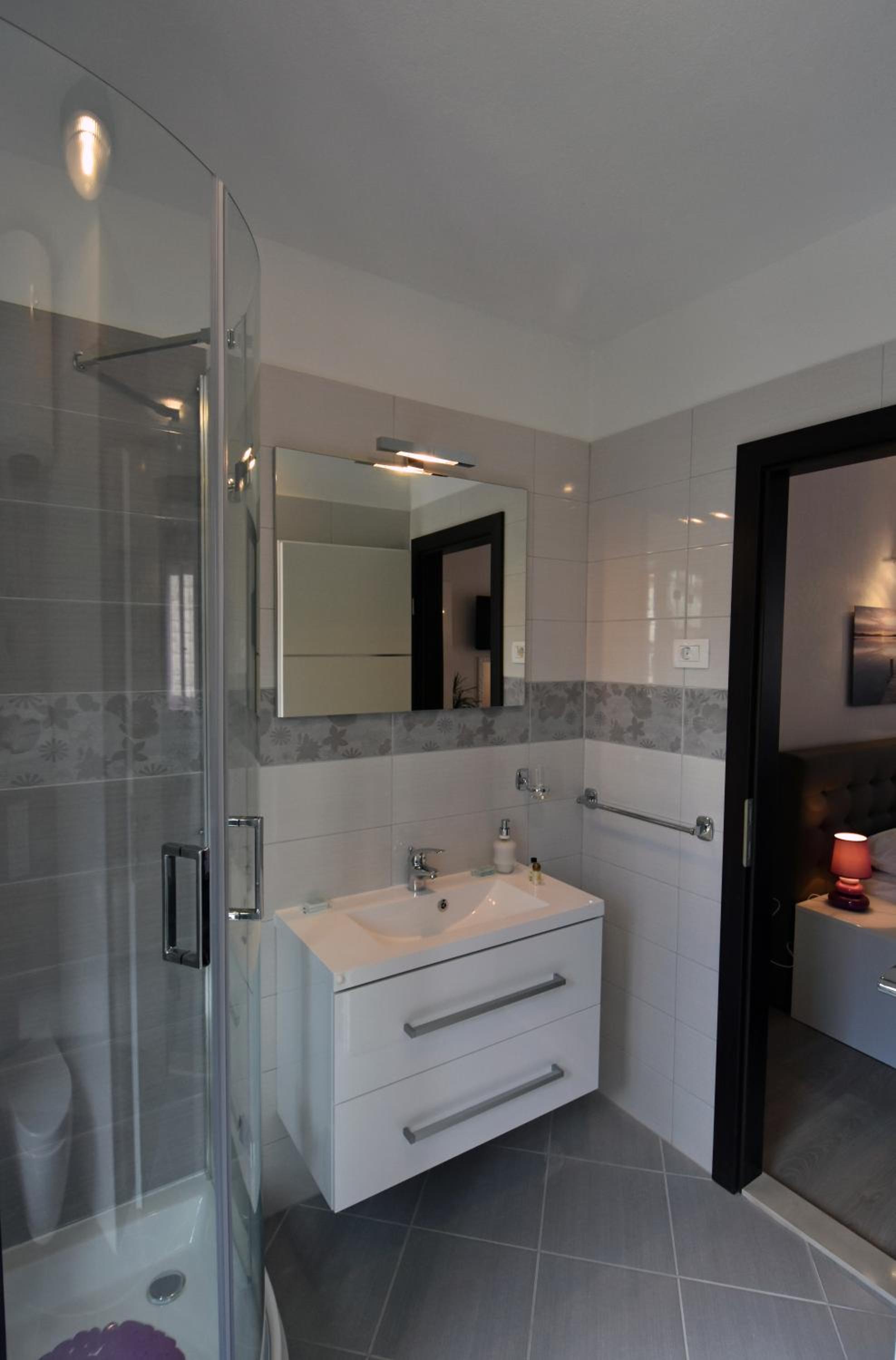 Deluxe Double Room - Photo 9
