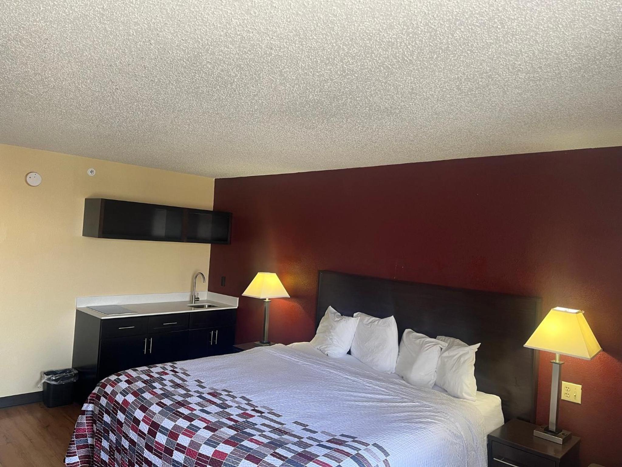 Superior King Room with Kitchenette Non-Smoking - Photo 3