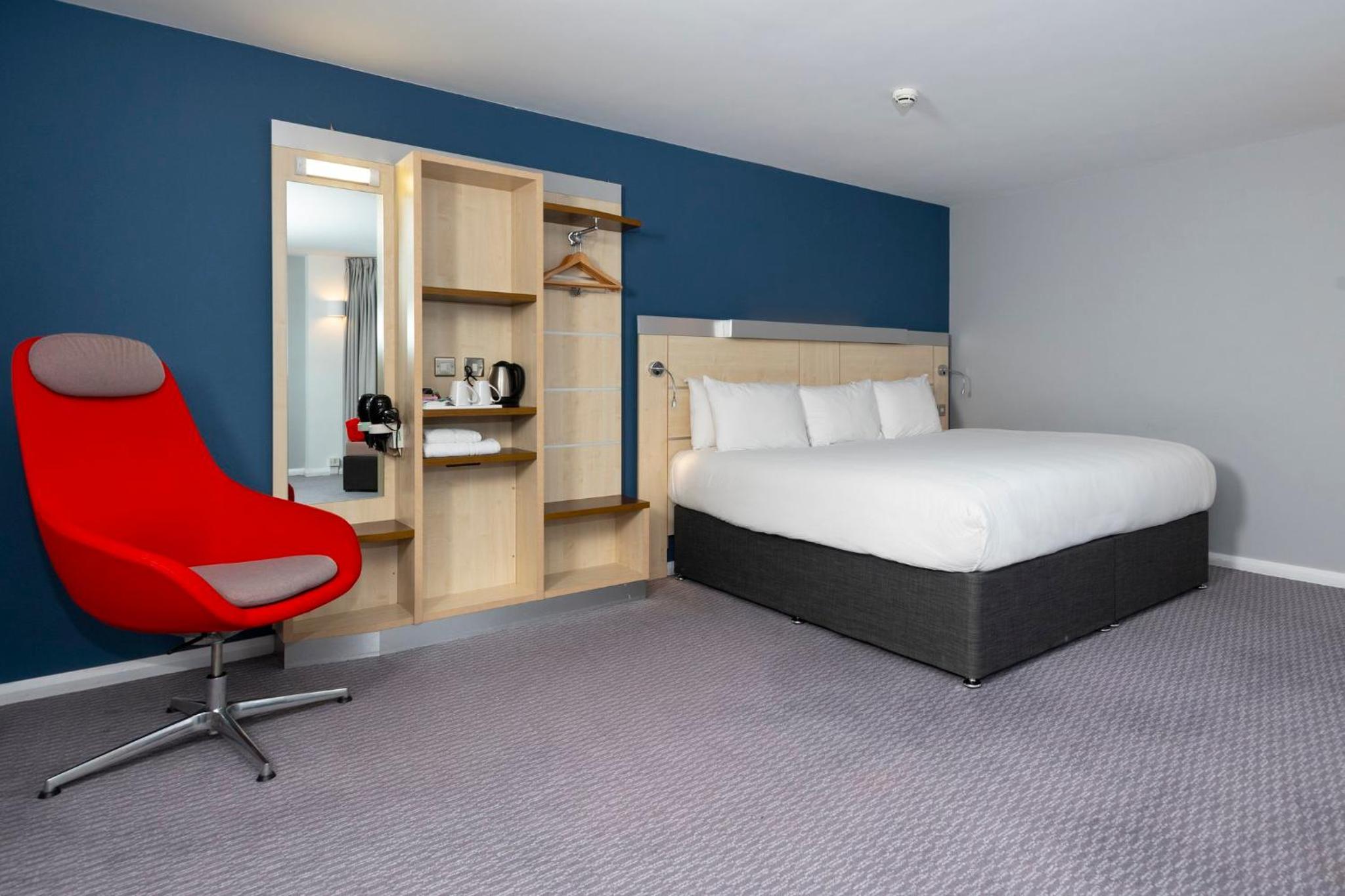 Corner King Room with Sofa Bed and Free Hot Breakfast - Photo 15