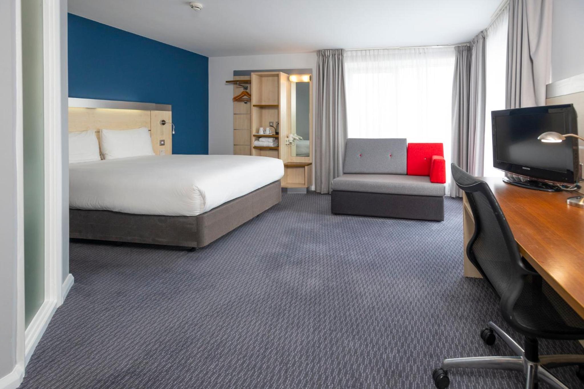 Corner King Room with Sofa Bed and Free Hot Breakfast - Photo 12