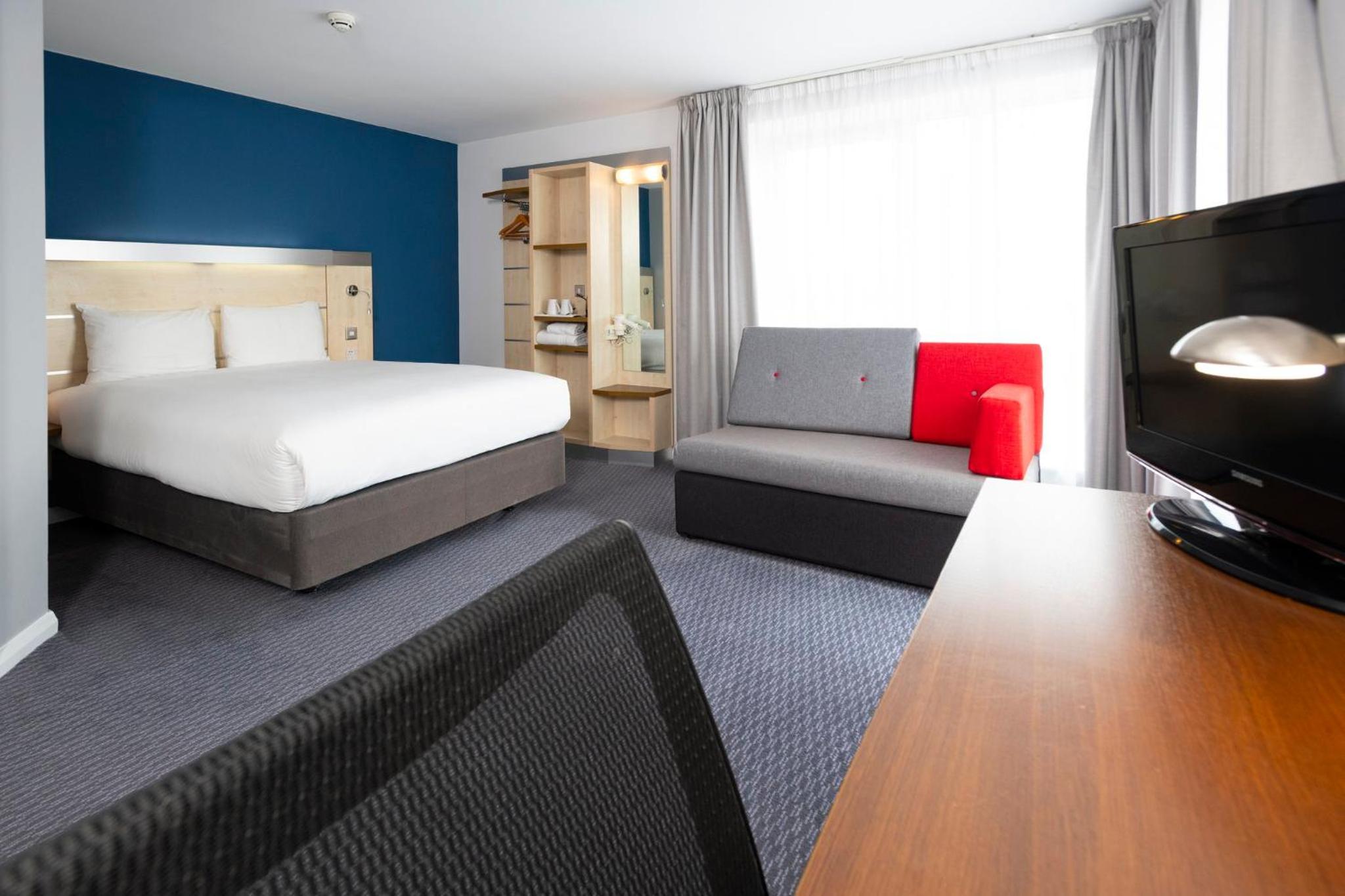 Corner King Room with Sofa Bed and Free Hot Breakfast - Photo 14