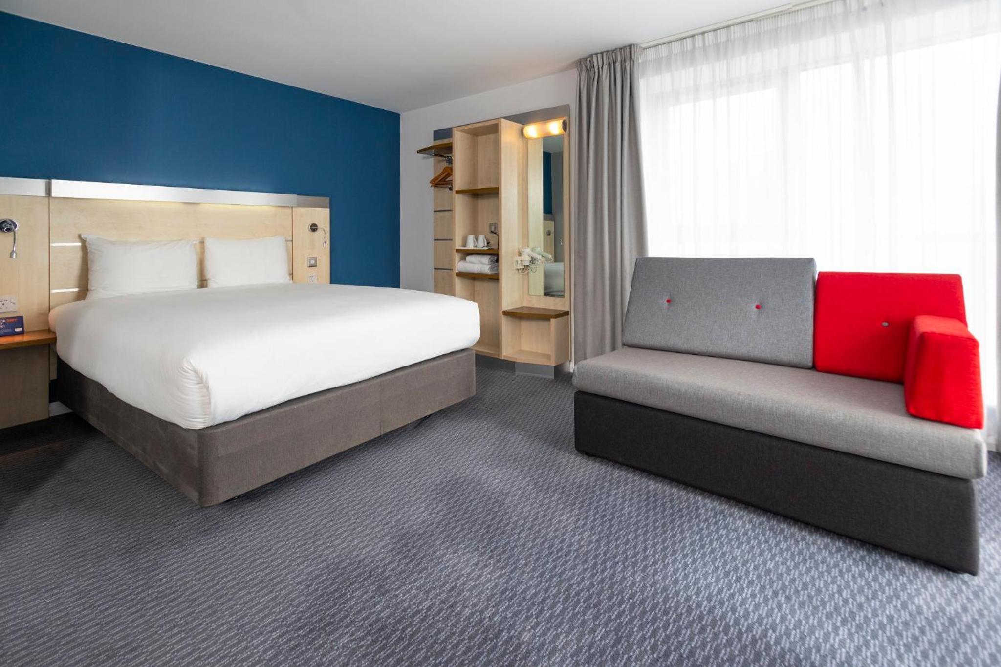 Corner King Room with Sofa Bed and Free Hot Breakfast - Photo 11