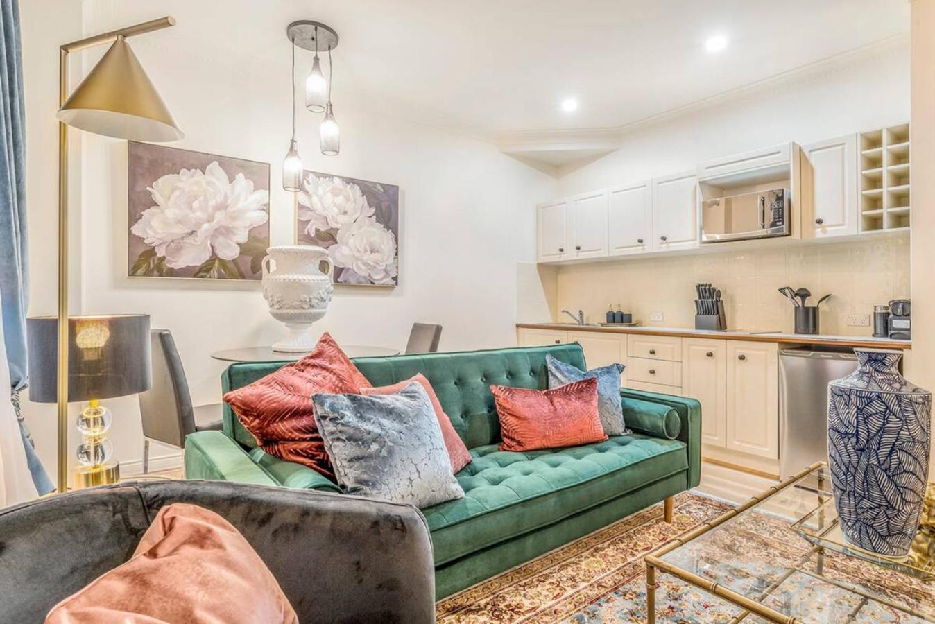 Deluxe One-Bedroom Apartment