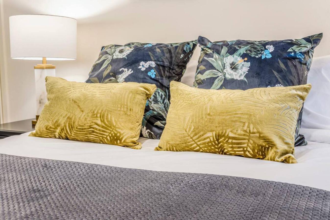 Deluxe One-Bedroom Apartment