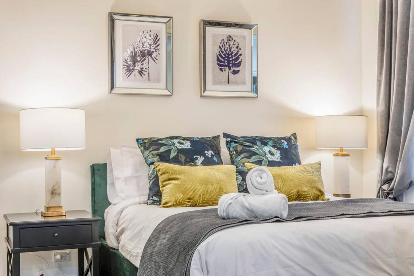 Deluxe One-Bedroom Apartment