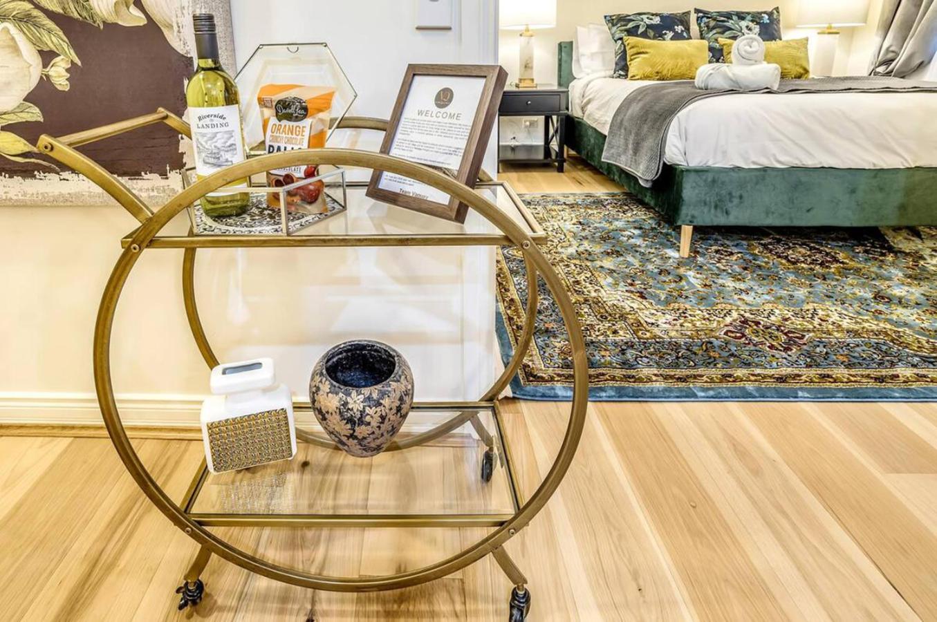 Deluxe One-Bedroom Apartment thumbnail 6