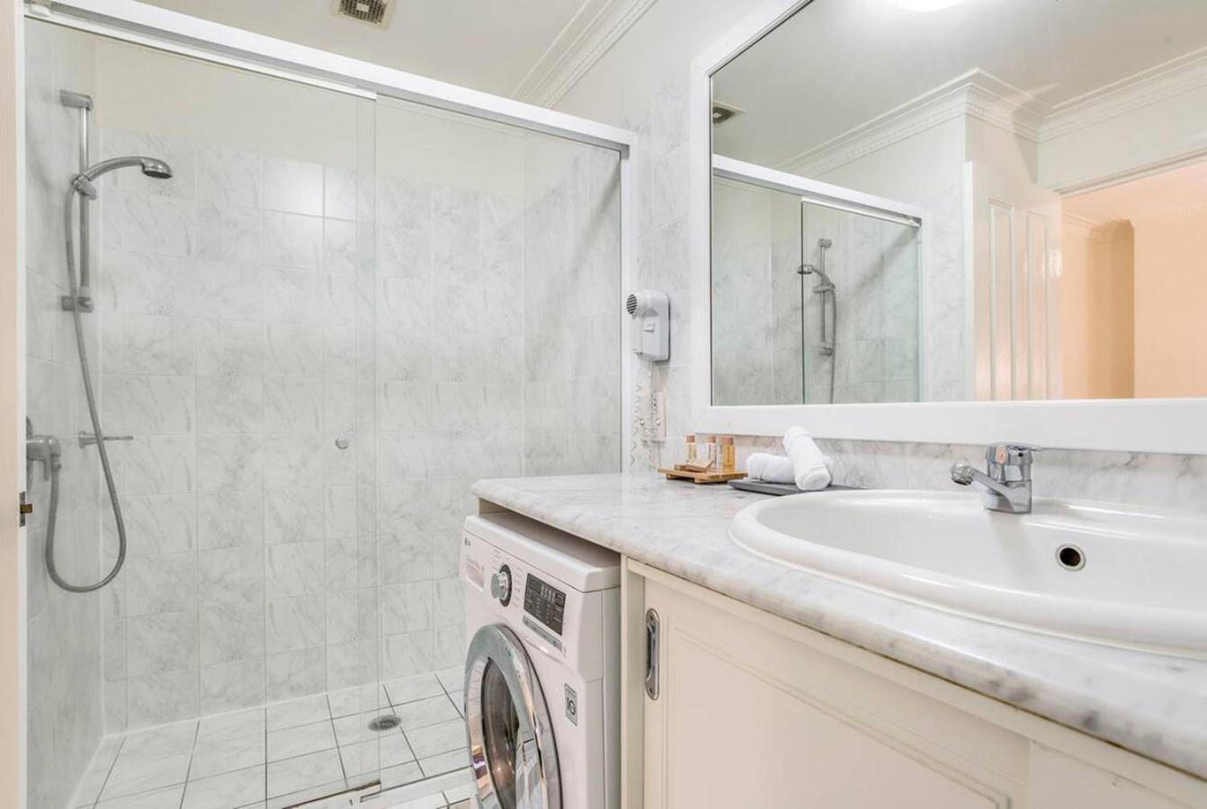 Deluxe One-Bedroom Apartment