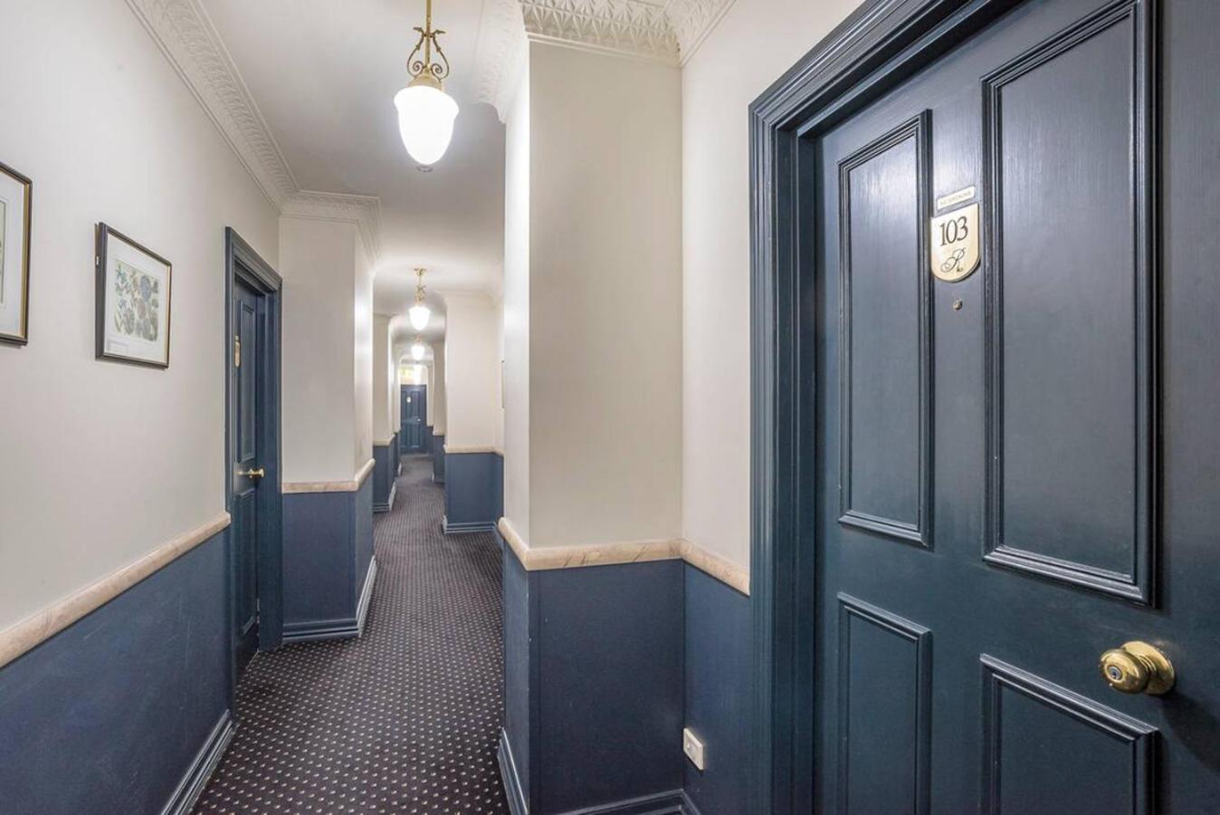 Deluxe One-Bedroom Apartment