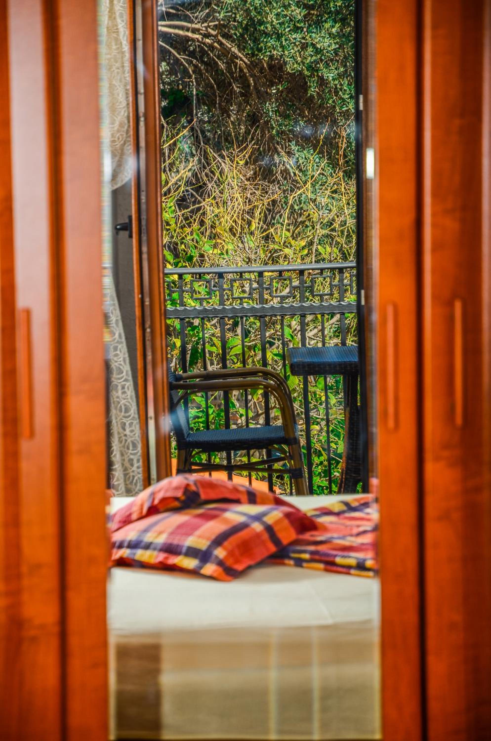 Double Room with Balcony and Sea View - Photo 12