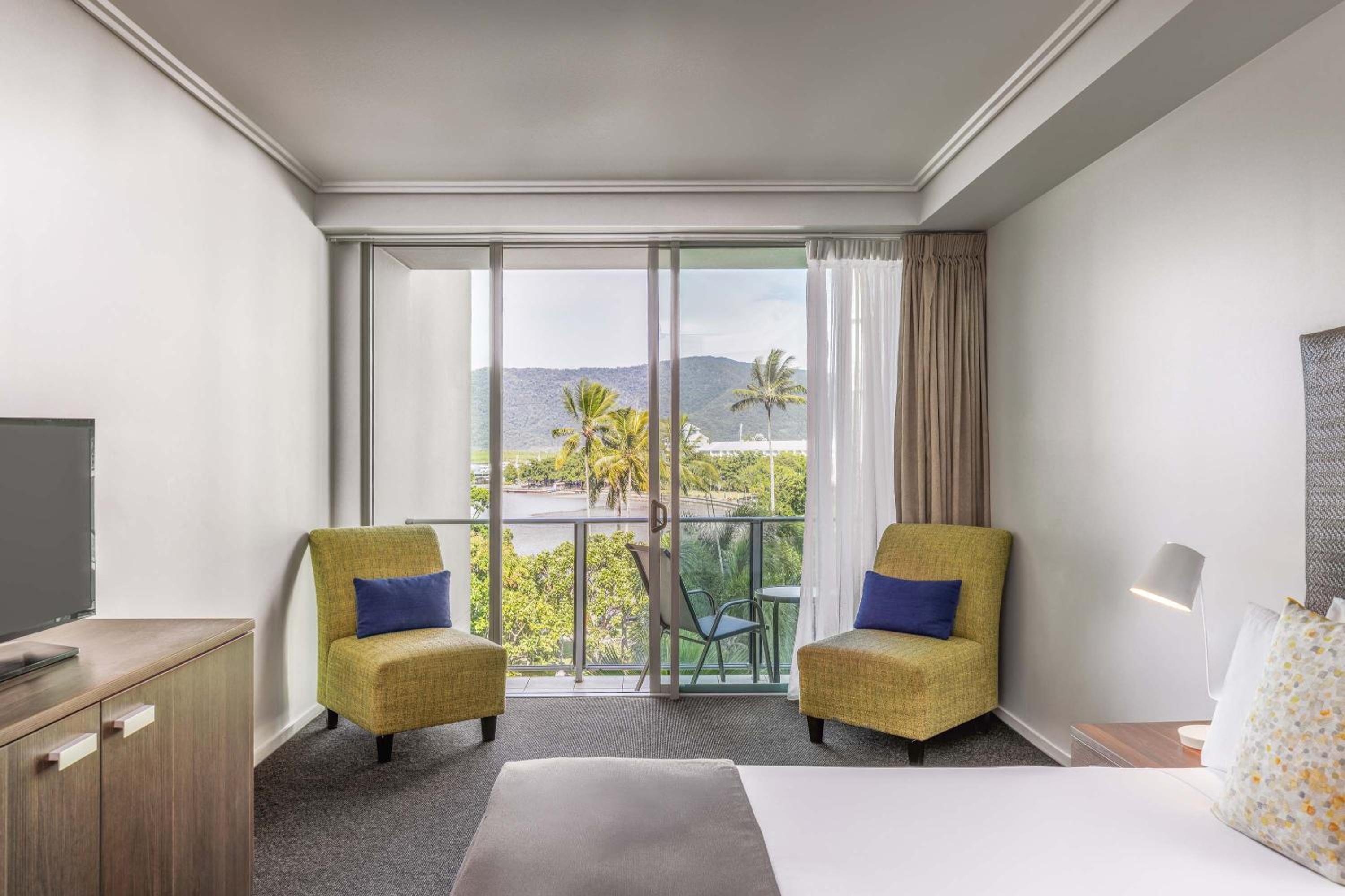 Hotel Room - Photo 6