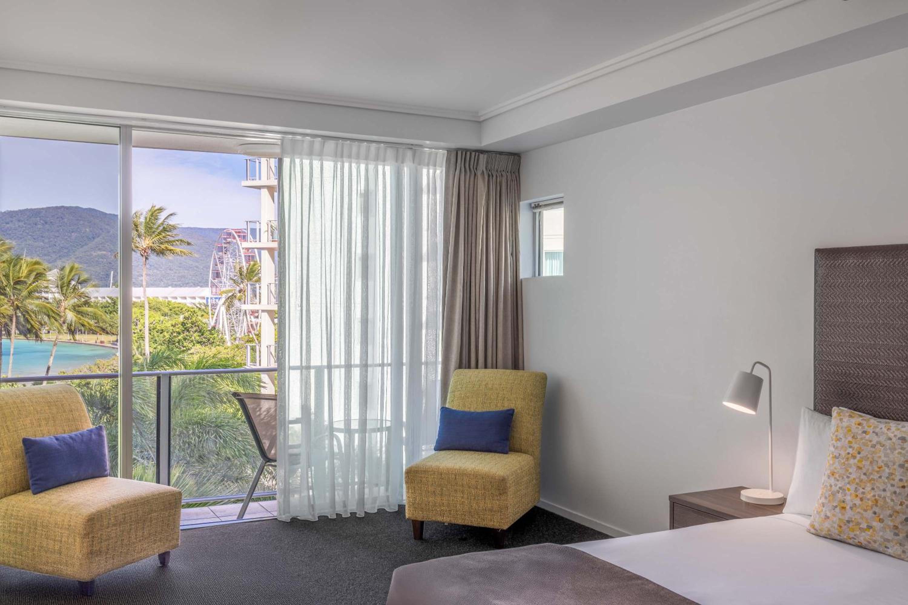 Hotel Room - Photo 7