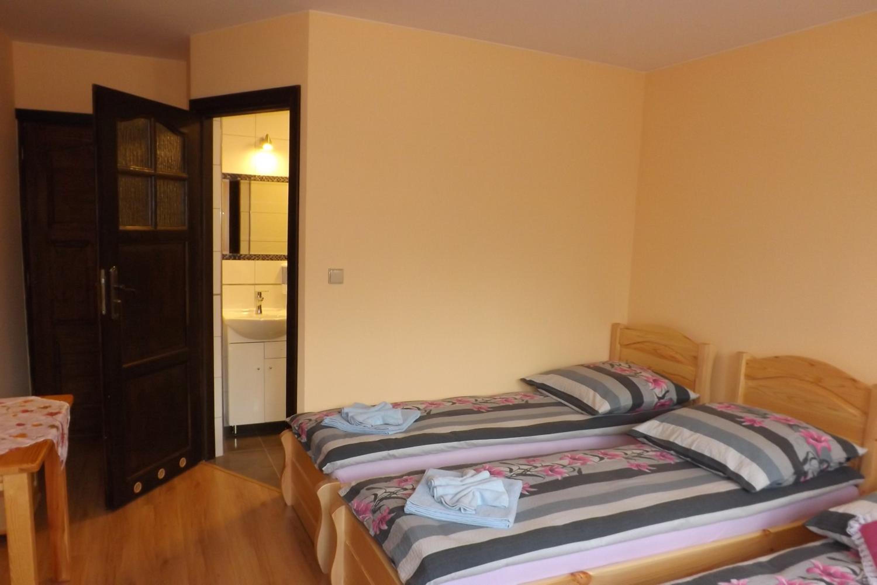 Double Room with Private Bathroom - Photo 10