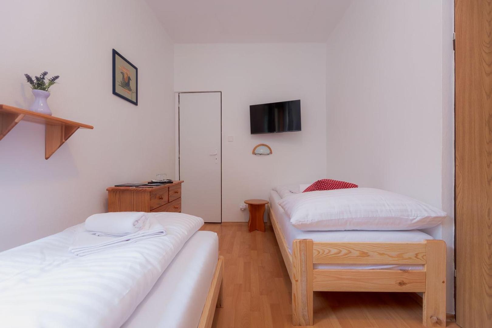 Economy Twin Room photo 3