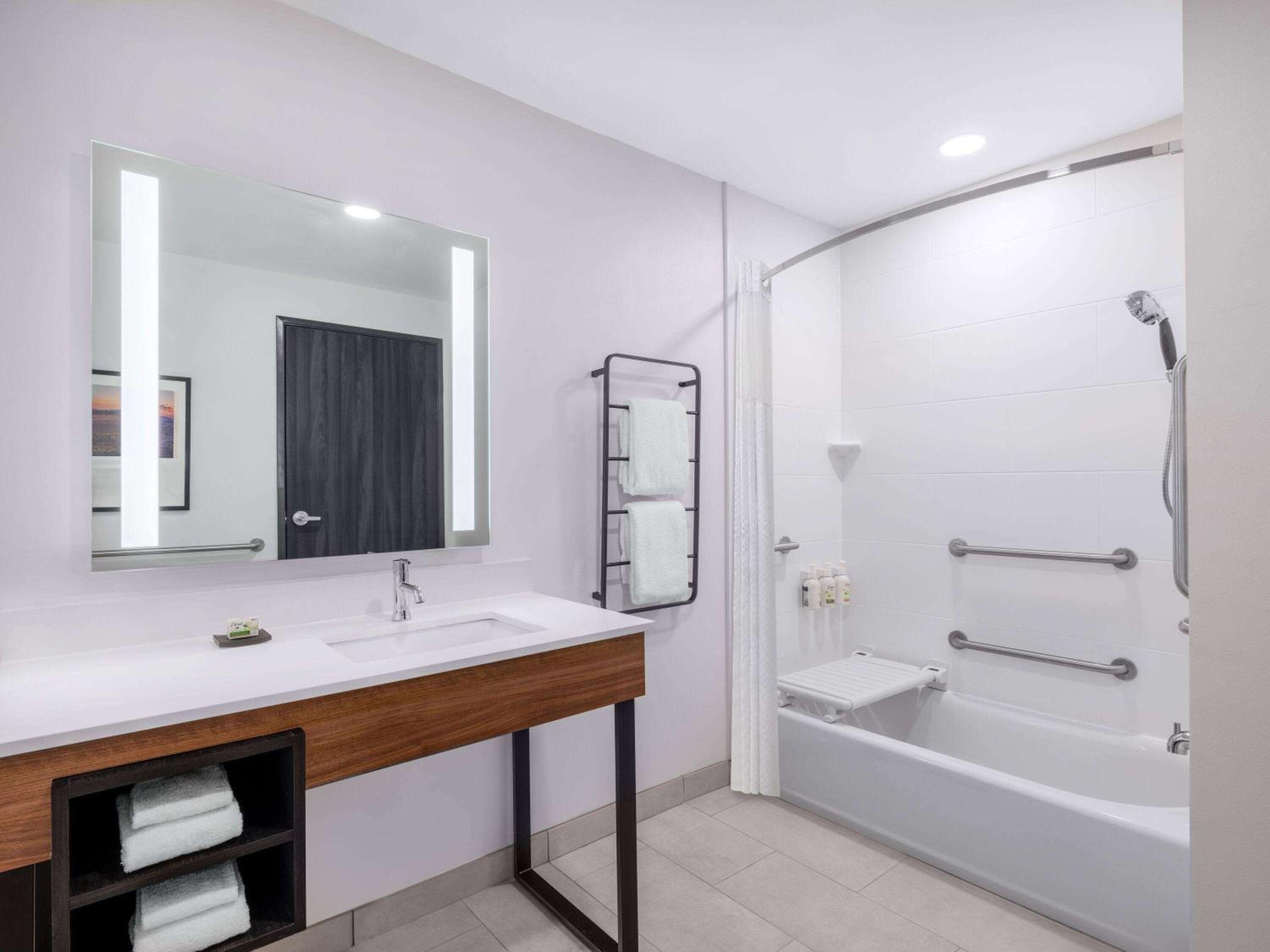 King Room with Bath Tub - Mobility/Hearing Accessible - Non-Smoking - Photo 1