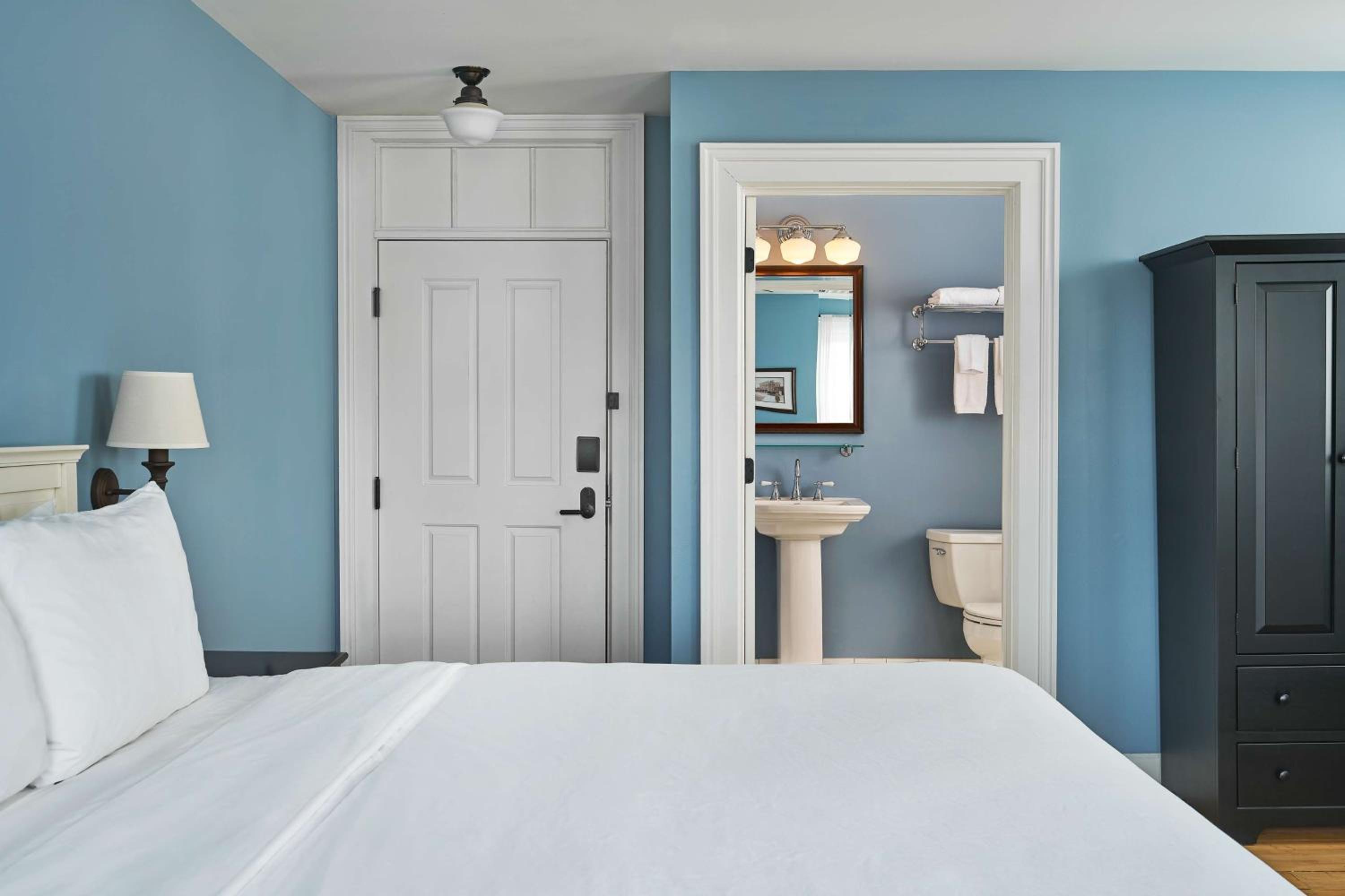 Corner King Room