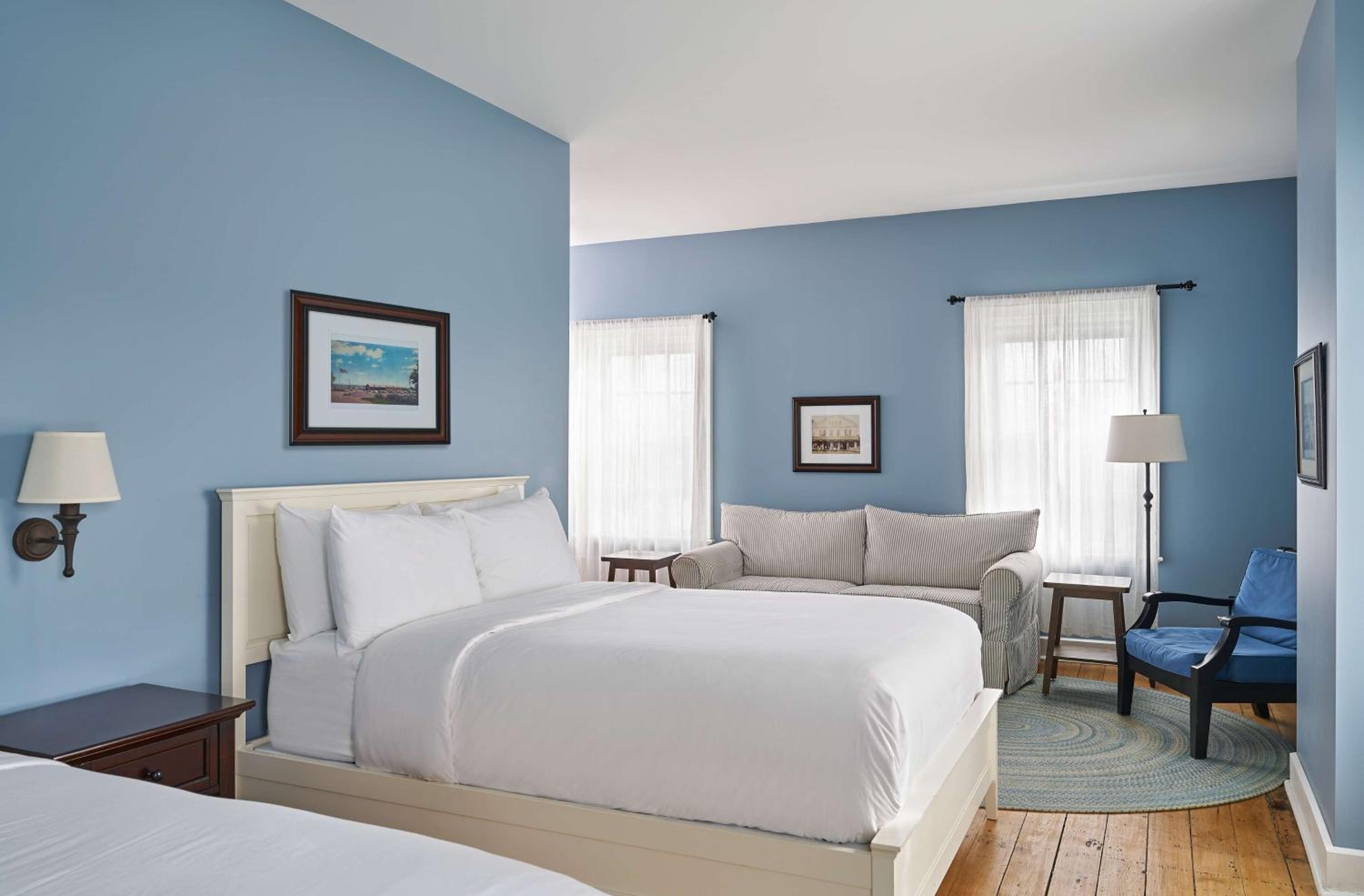 Corner Queen Room with Two Queen Beds and Sofa Bed