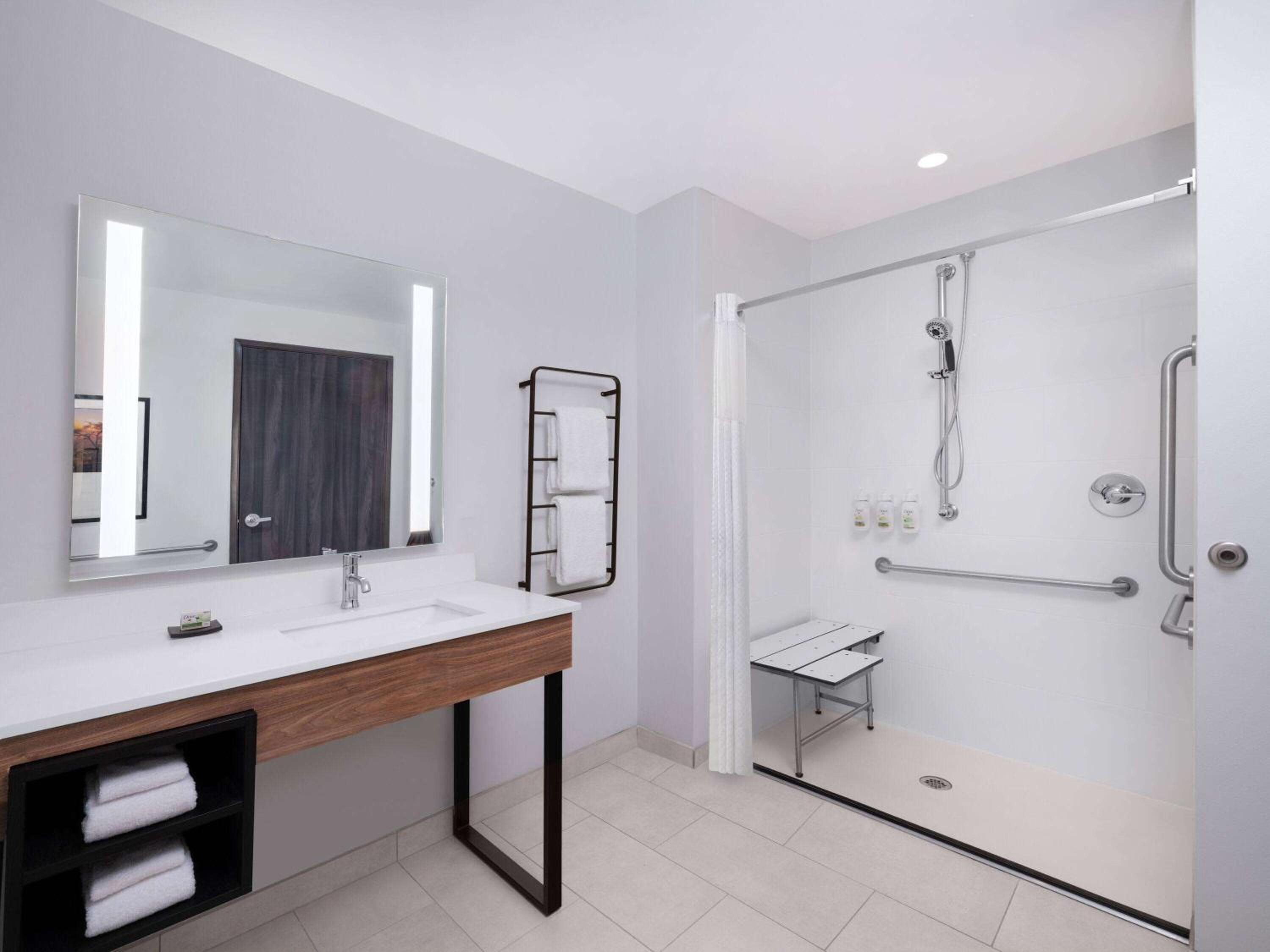 King Room with Bath Tub - Mobility/Hearing Accessible - Non-Smoking - Photo 2
