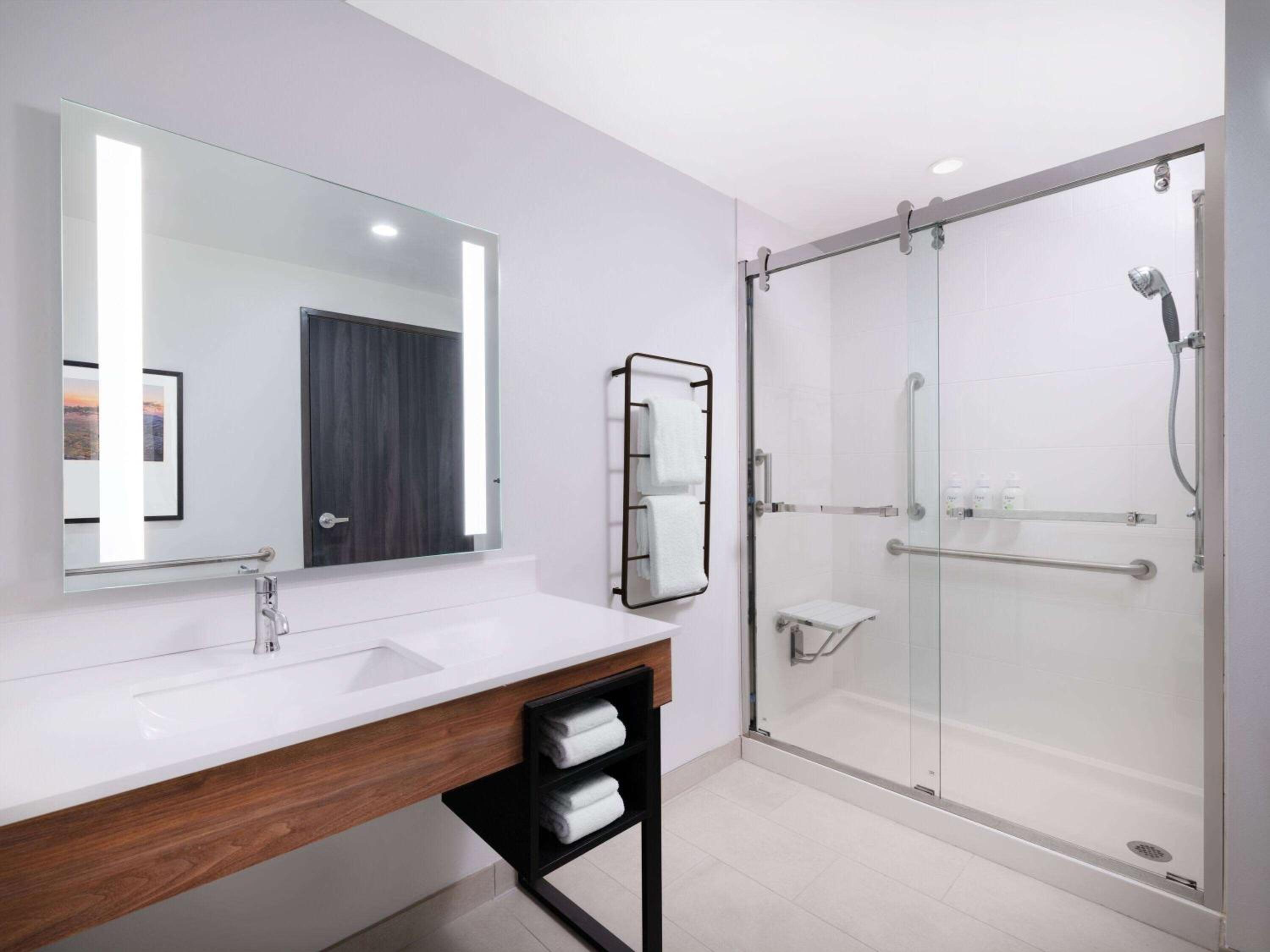 Queen Room with Two Queen Beds and Bath Tub - Mobility/Hearing Accessible - Non-Smoking - Photo 1