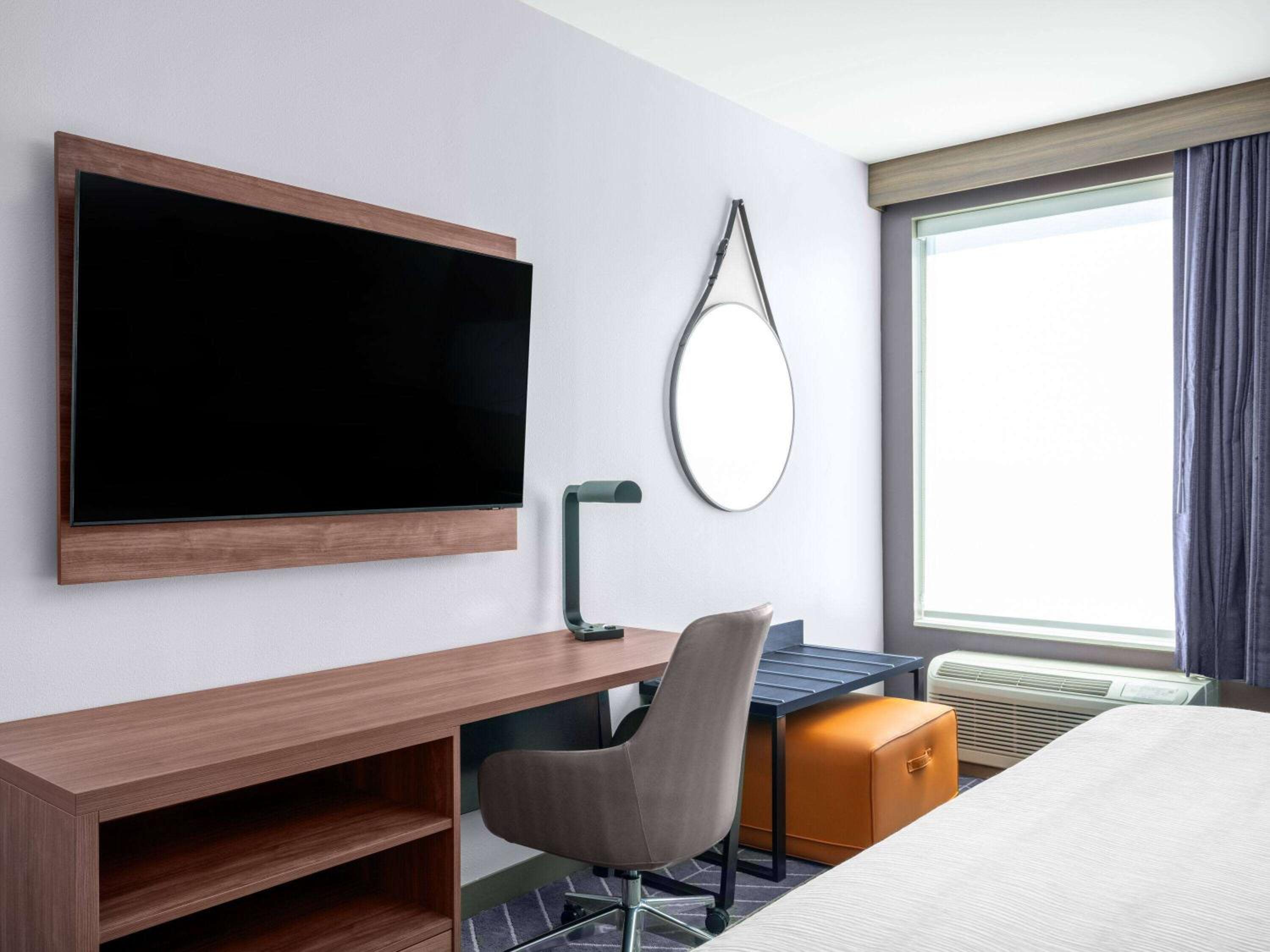 King Room with Bath Tub - Mobility/Hearing Accessible - Non-Smoking - Photo 4