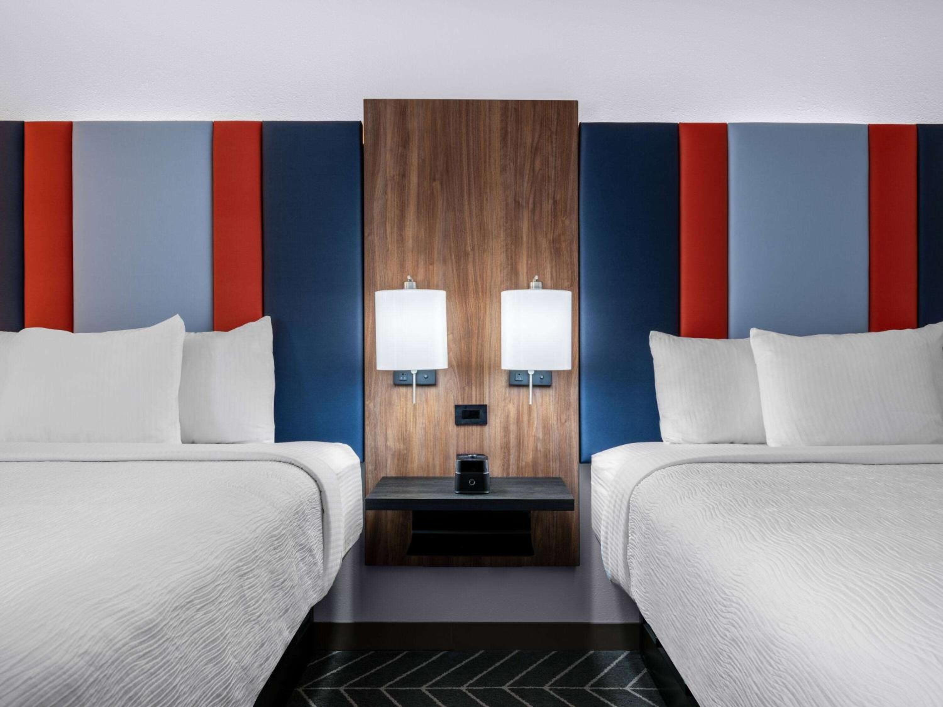 Queen Room with Two Queen Beds - Non-Smoking - Photo 2