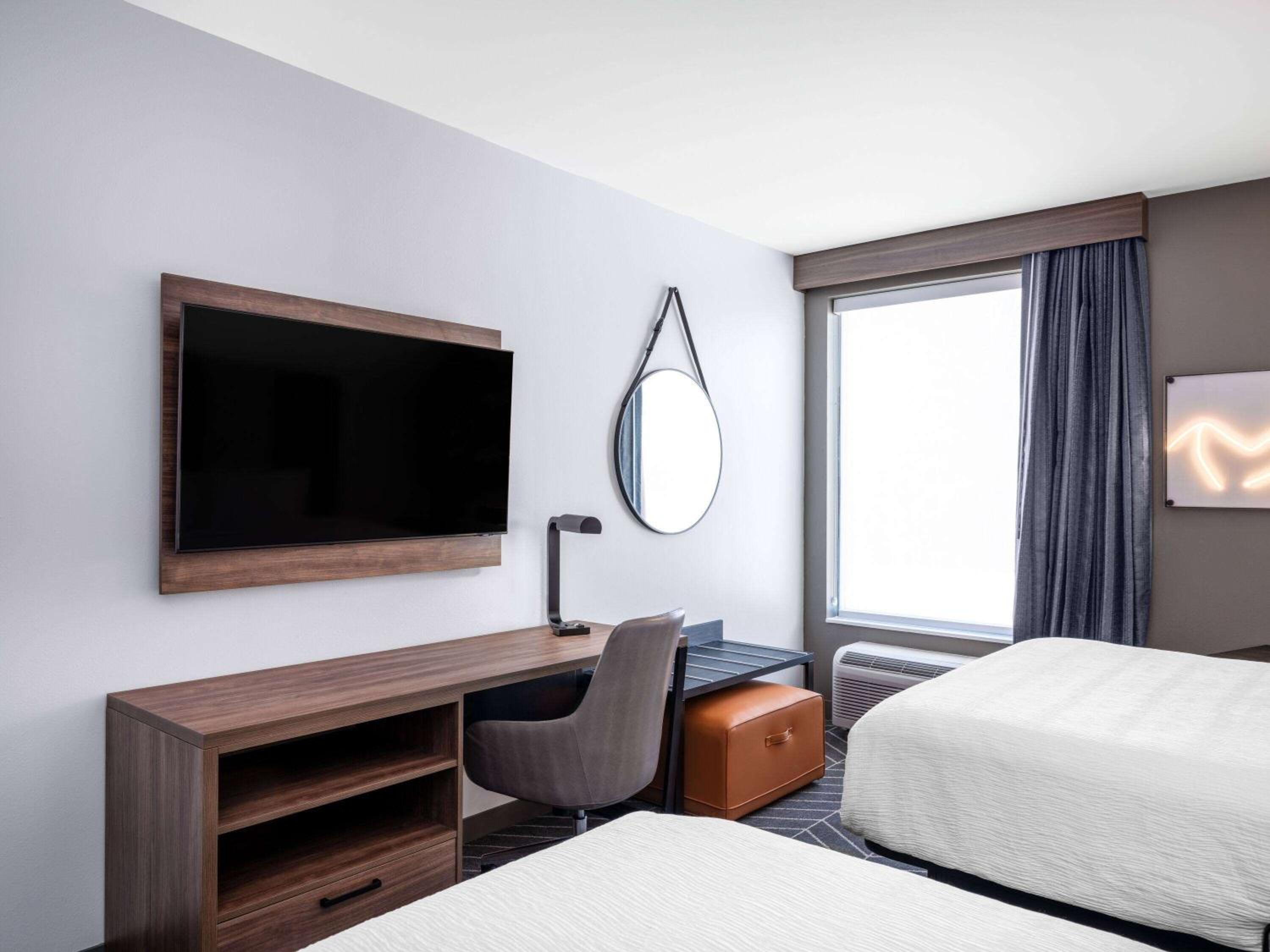Queen Room with Two Queen Beds - Non-Smoking - Photo 4