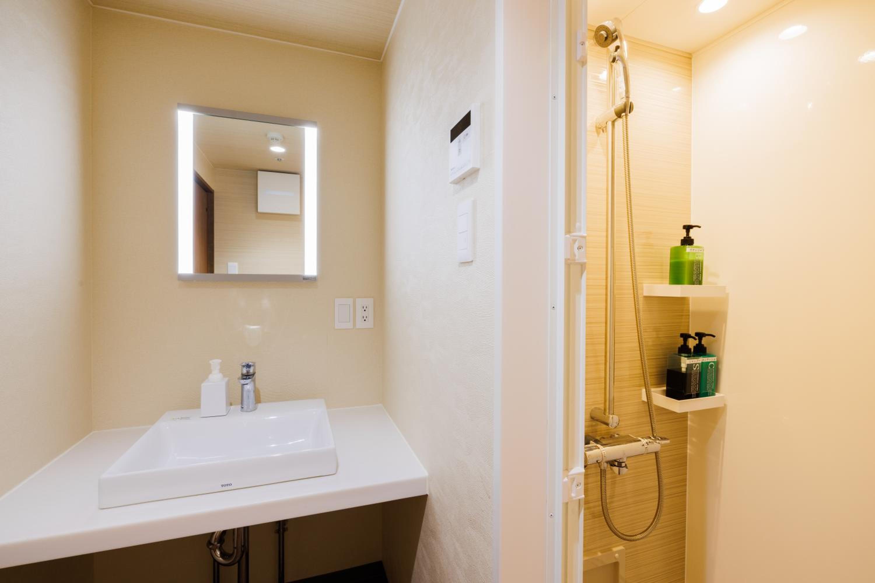 Superior Twin (With Shower Booth) photo 3