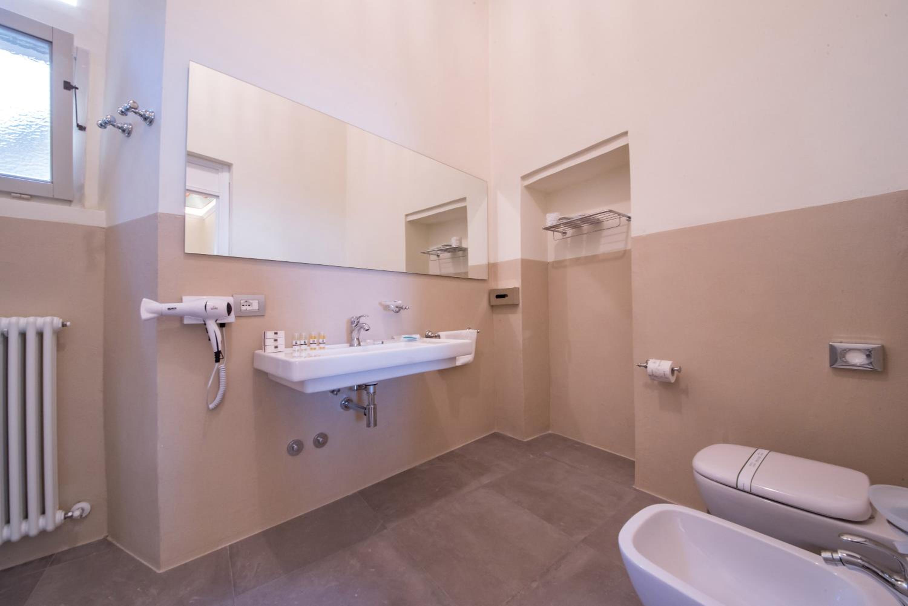 Superior King Suite photo 3