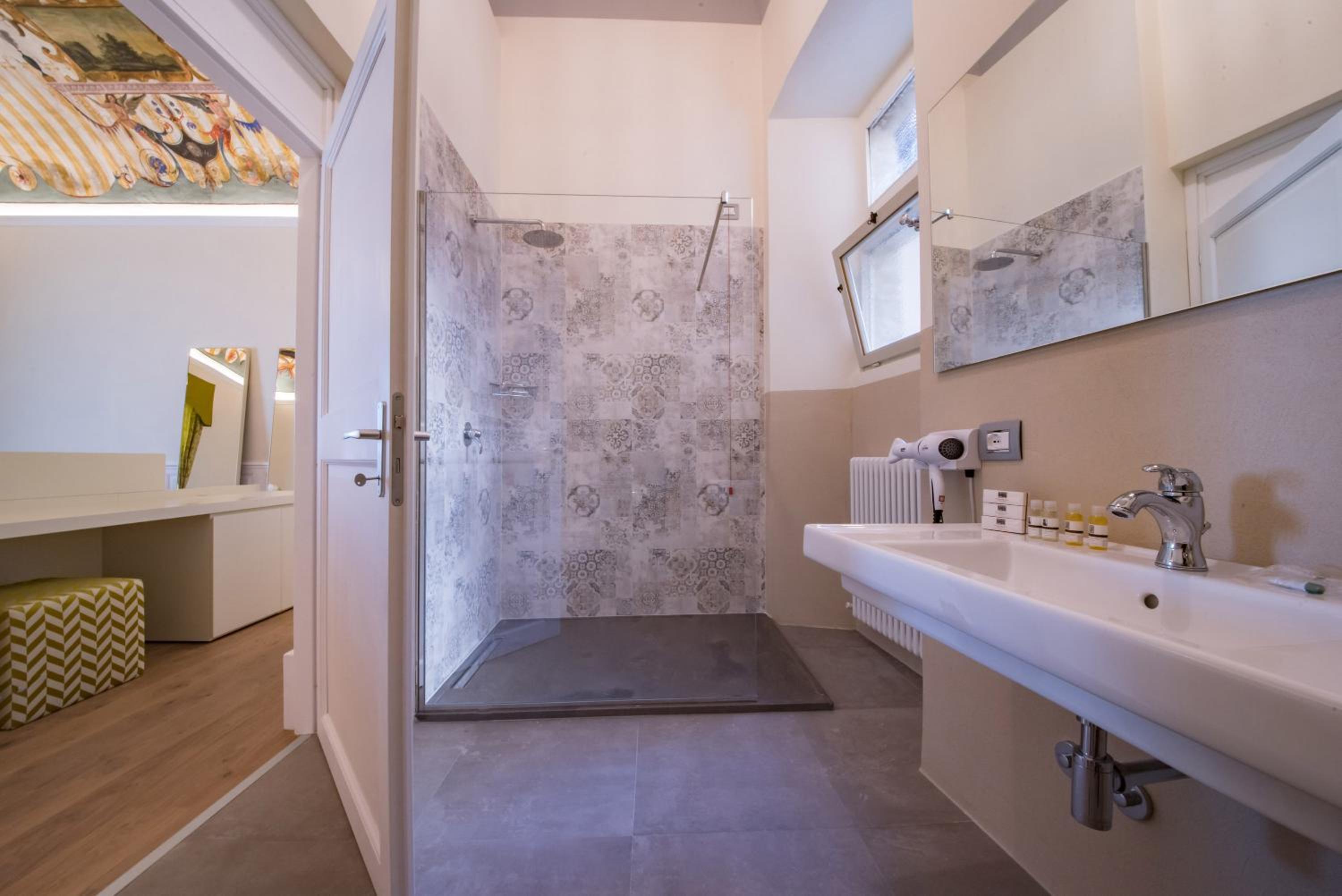 Superior King Suite photo 2