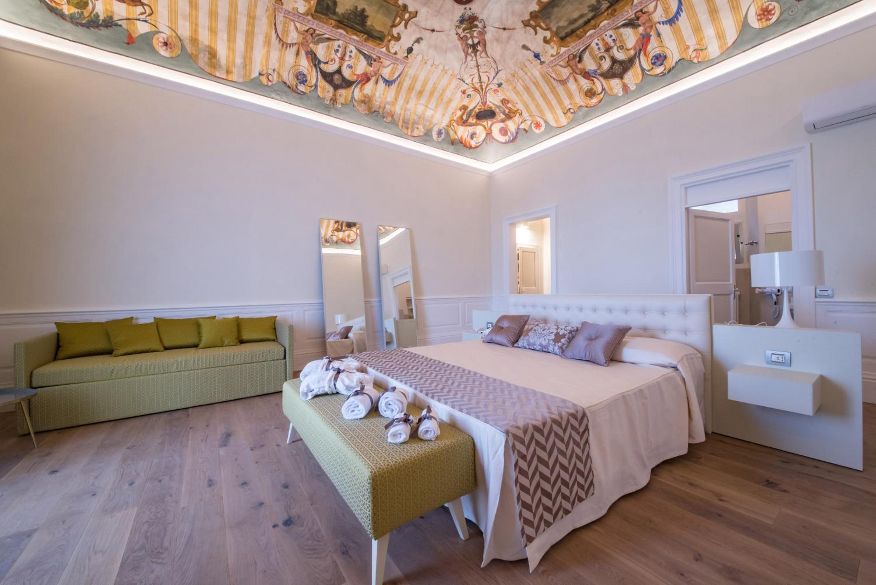 Superior King Suite photo 1