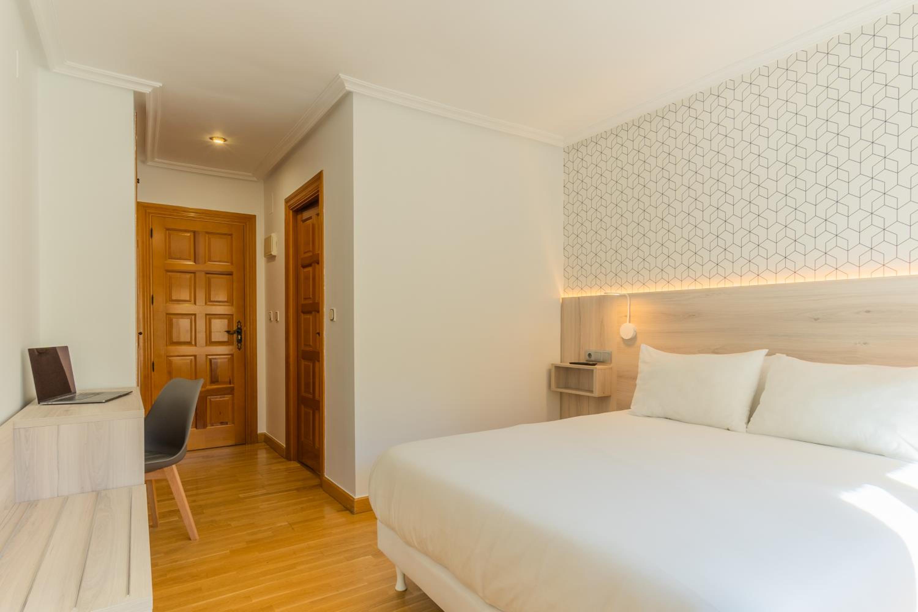 Deluxe Queen Room photo 3