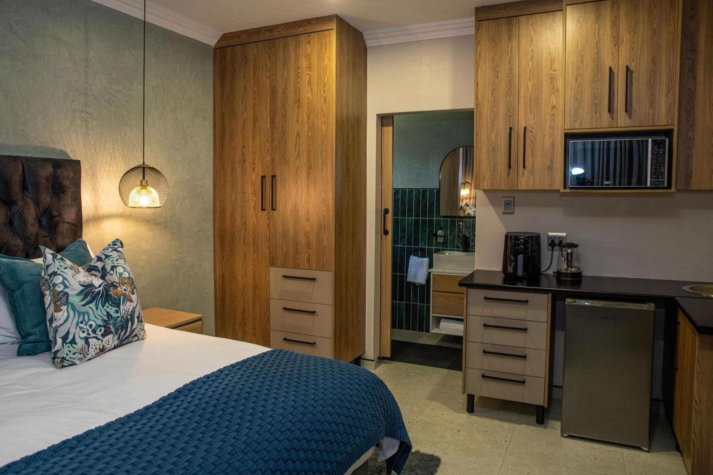 Classic King Room - Photo 13