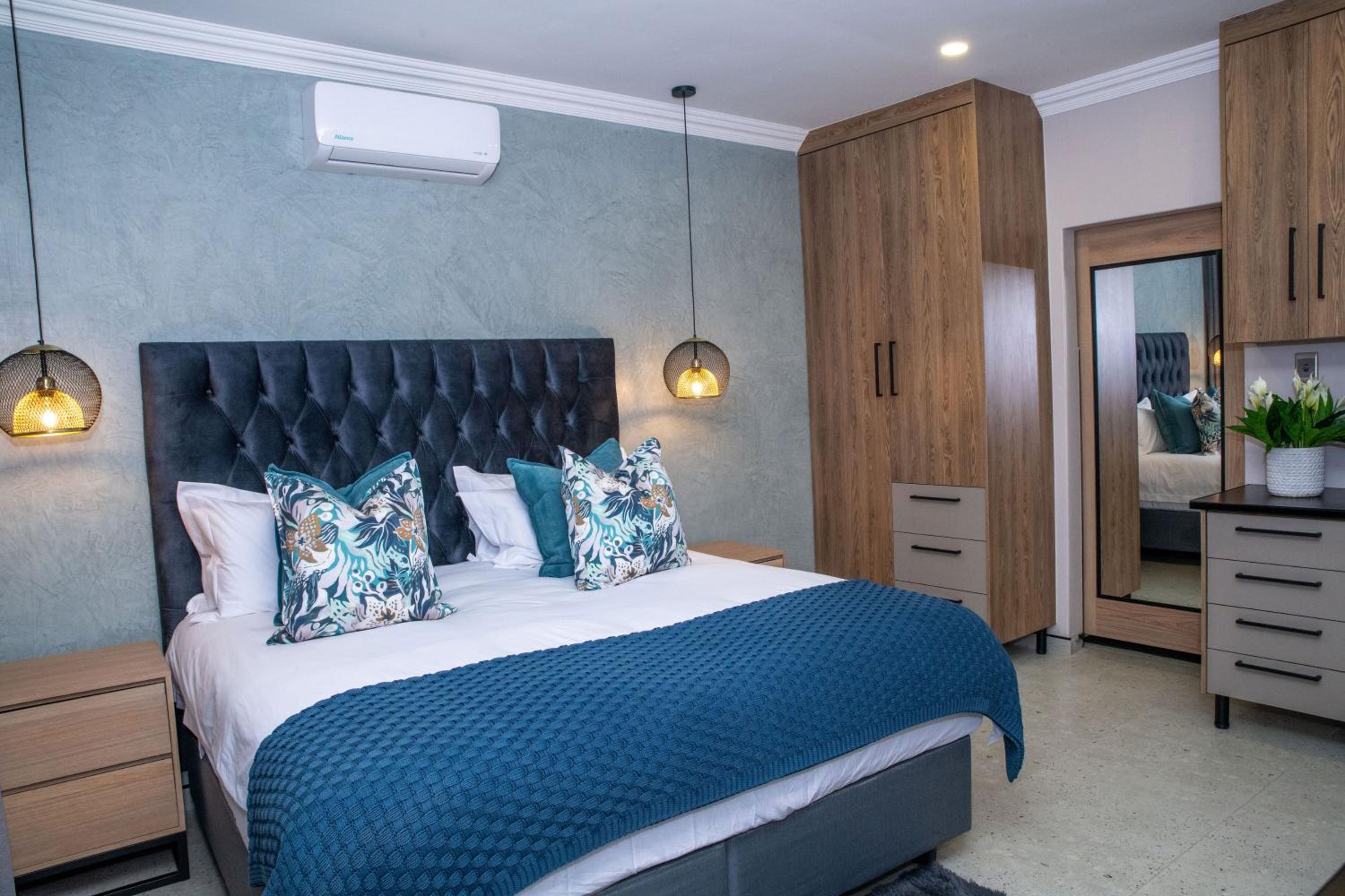 Classic King Room - Photo 11