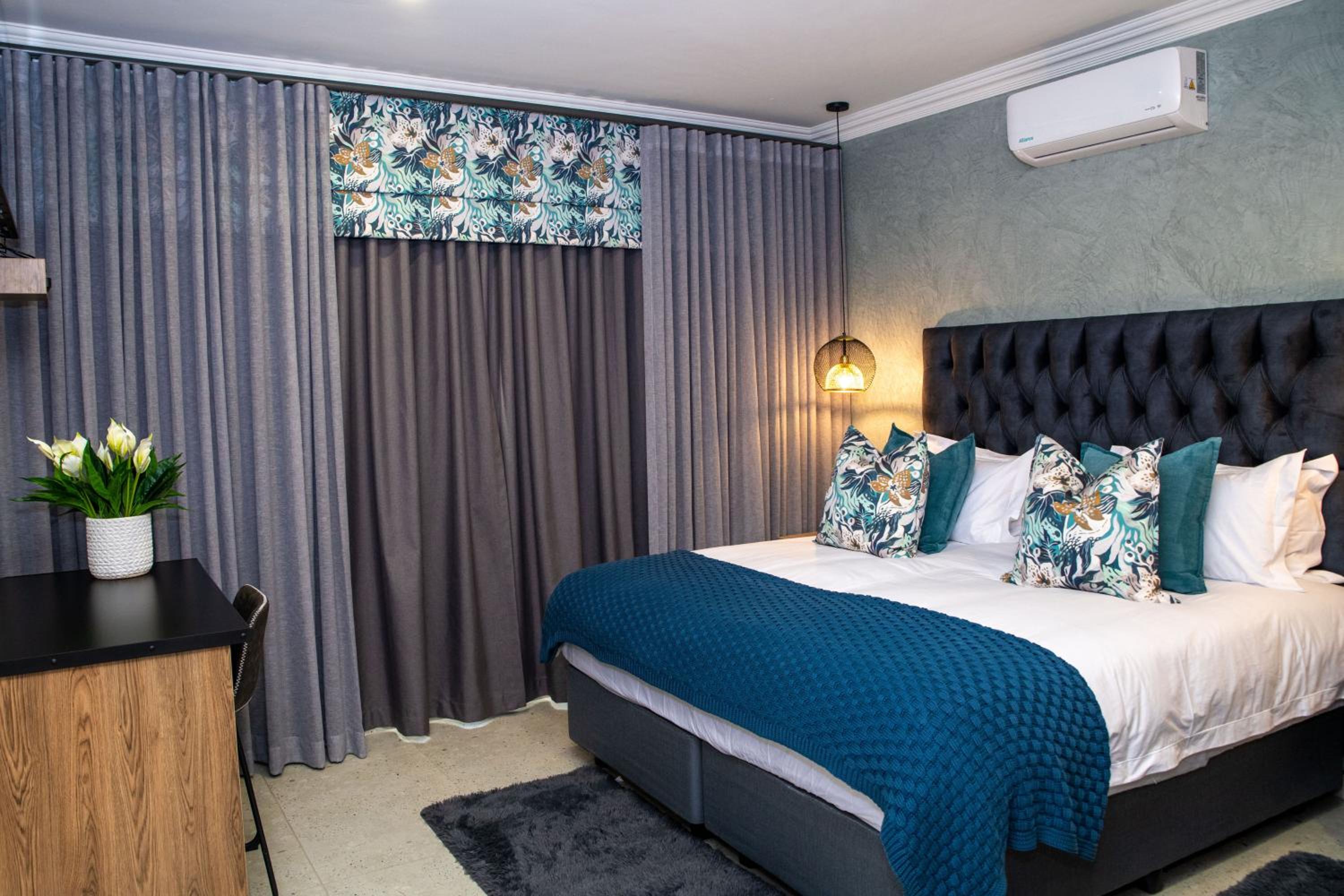 Classic King Room - Photo 12