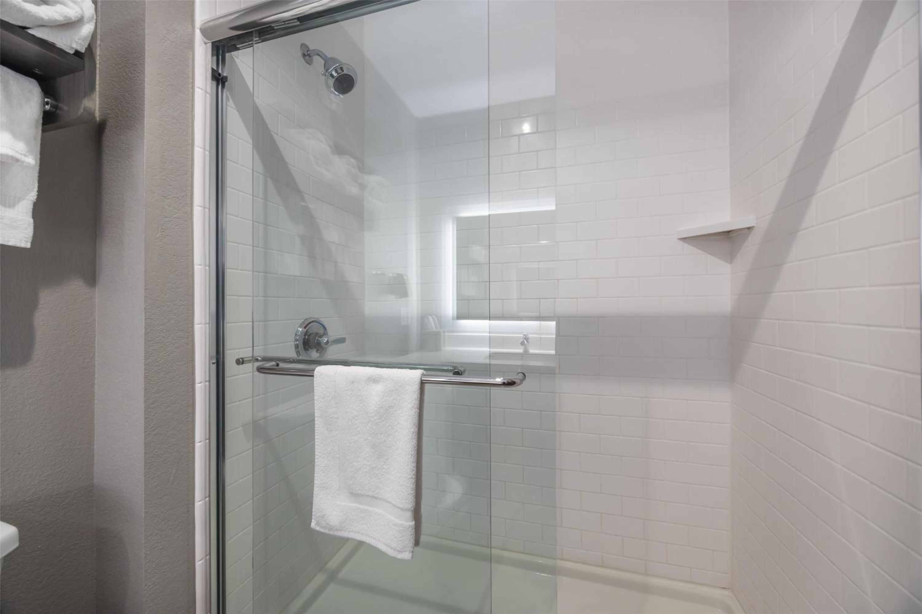 King Room with Roll-in Shower - Disability Access/Non-Smoking