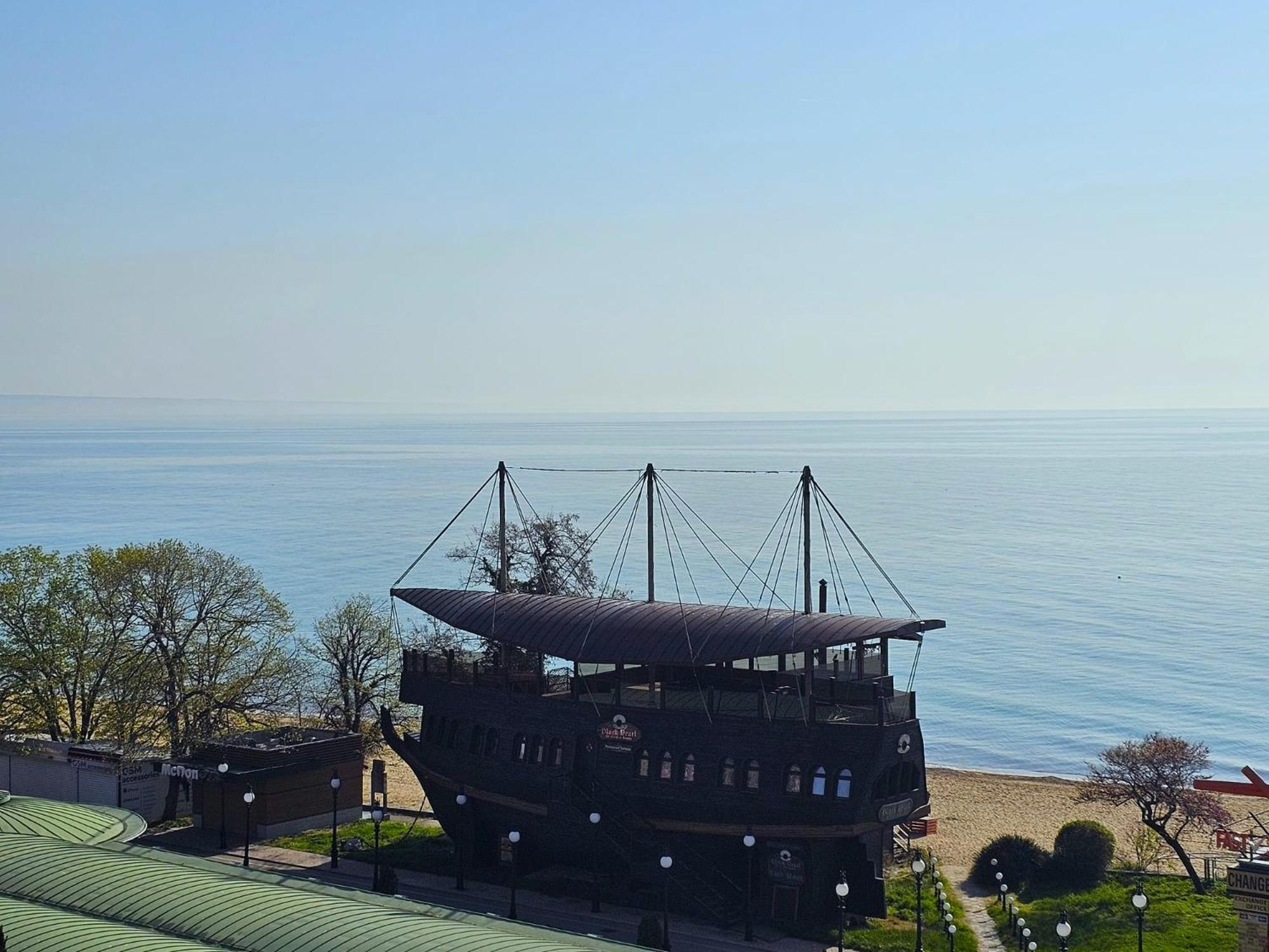 One-Bedroom Apartment with Balcony and Sea View photo 2