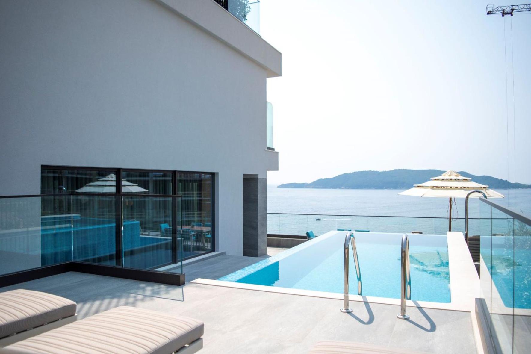 Penthouse Apartment with Sea View and Private Pool
