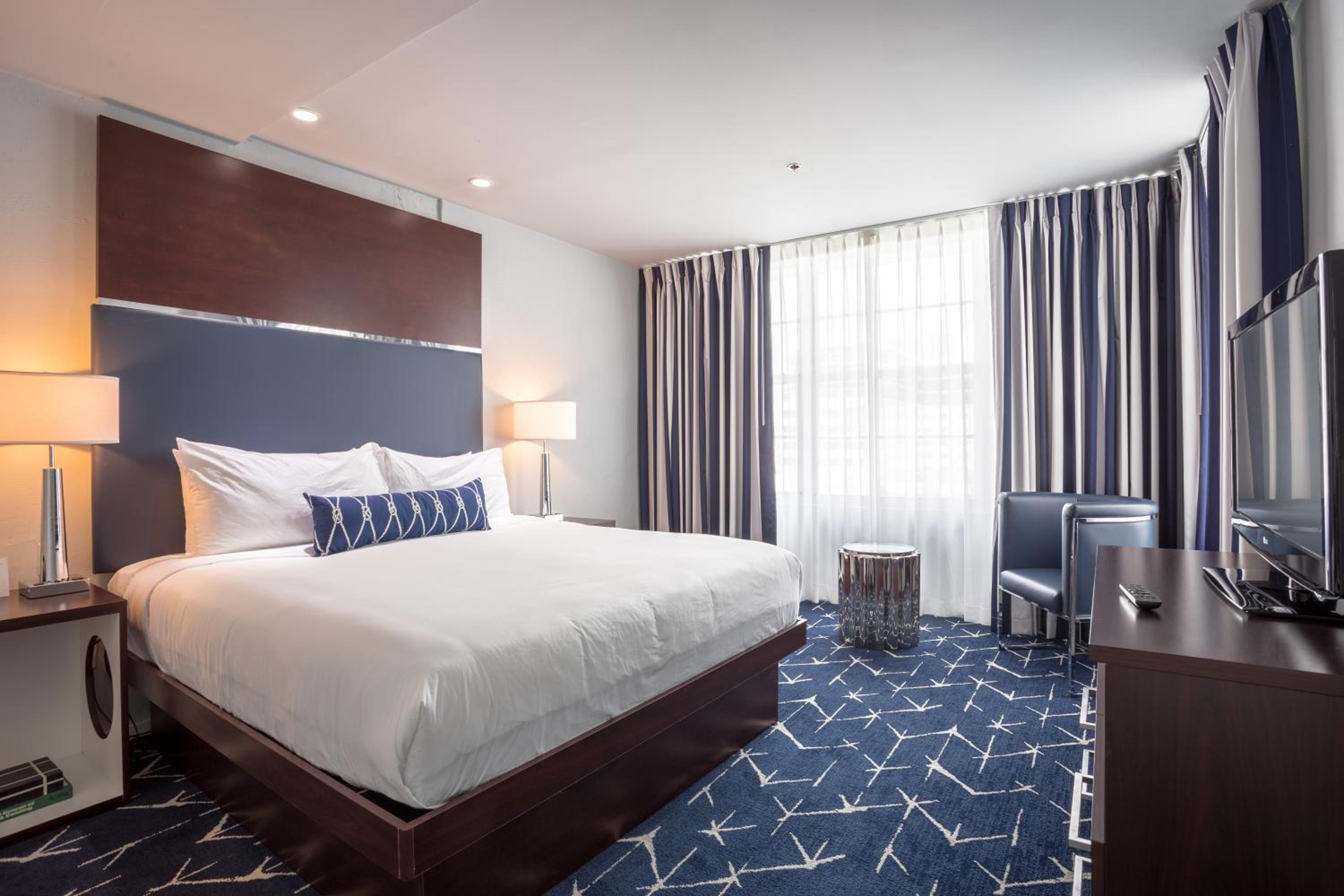 Deluxe King Room - Photo 5
