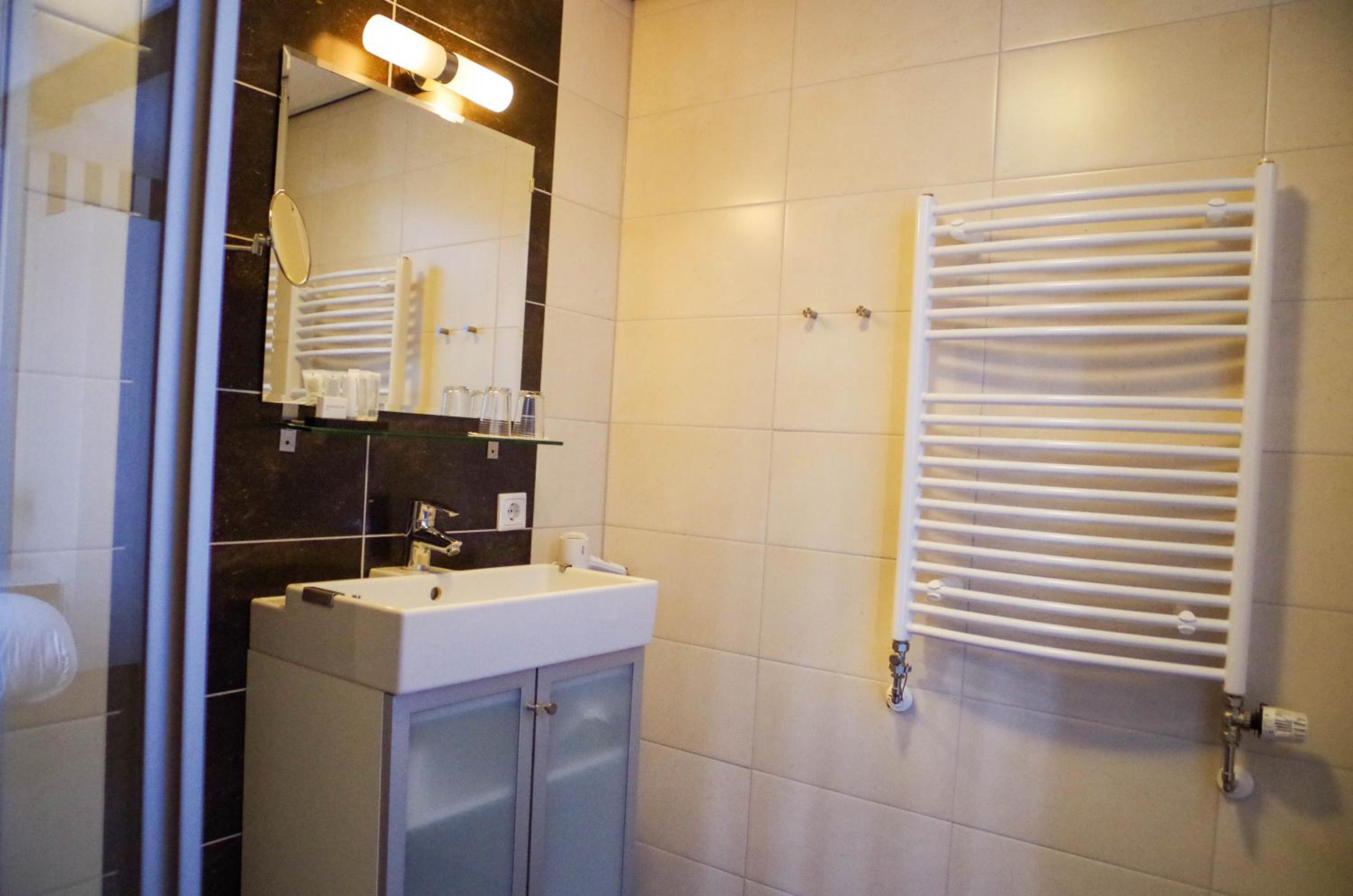 Deluxe Double Room - Photo 8