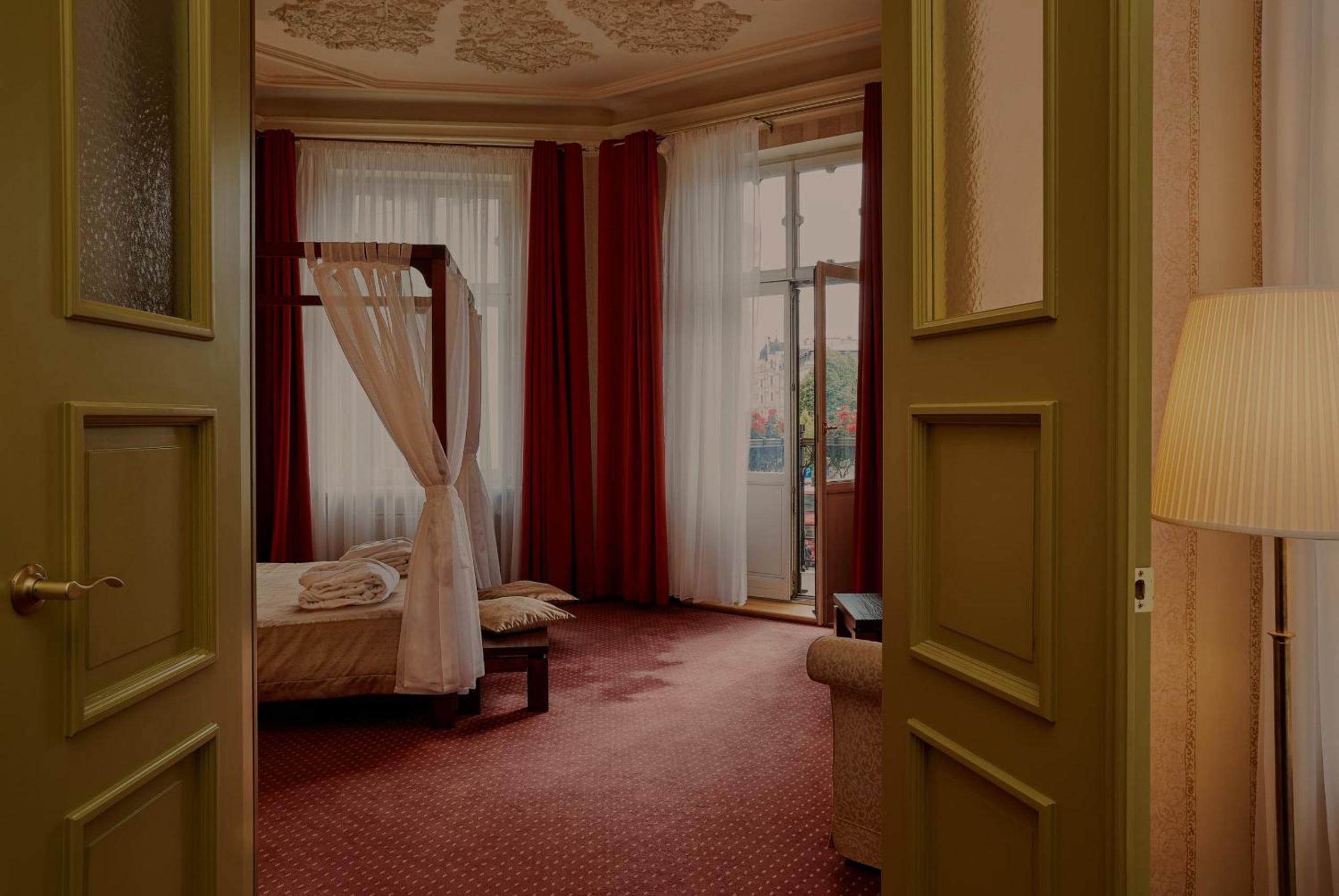 Apartment with Balcony - Photo 3