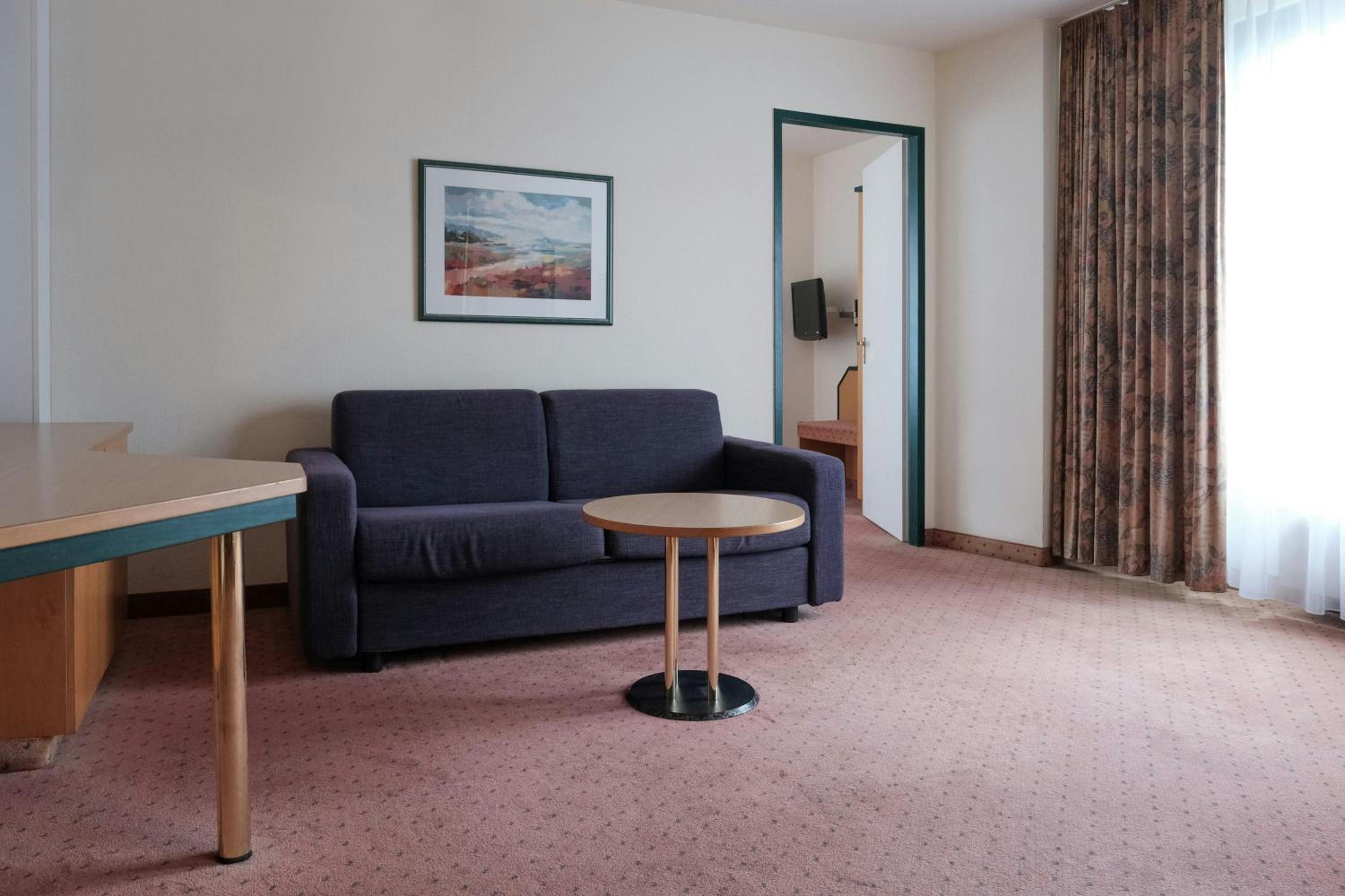 One-Bedroom King Suite thumbnail 5