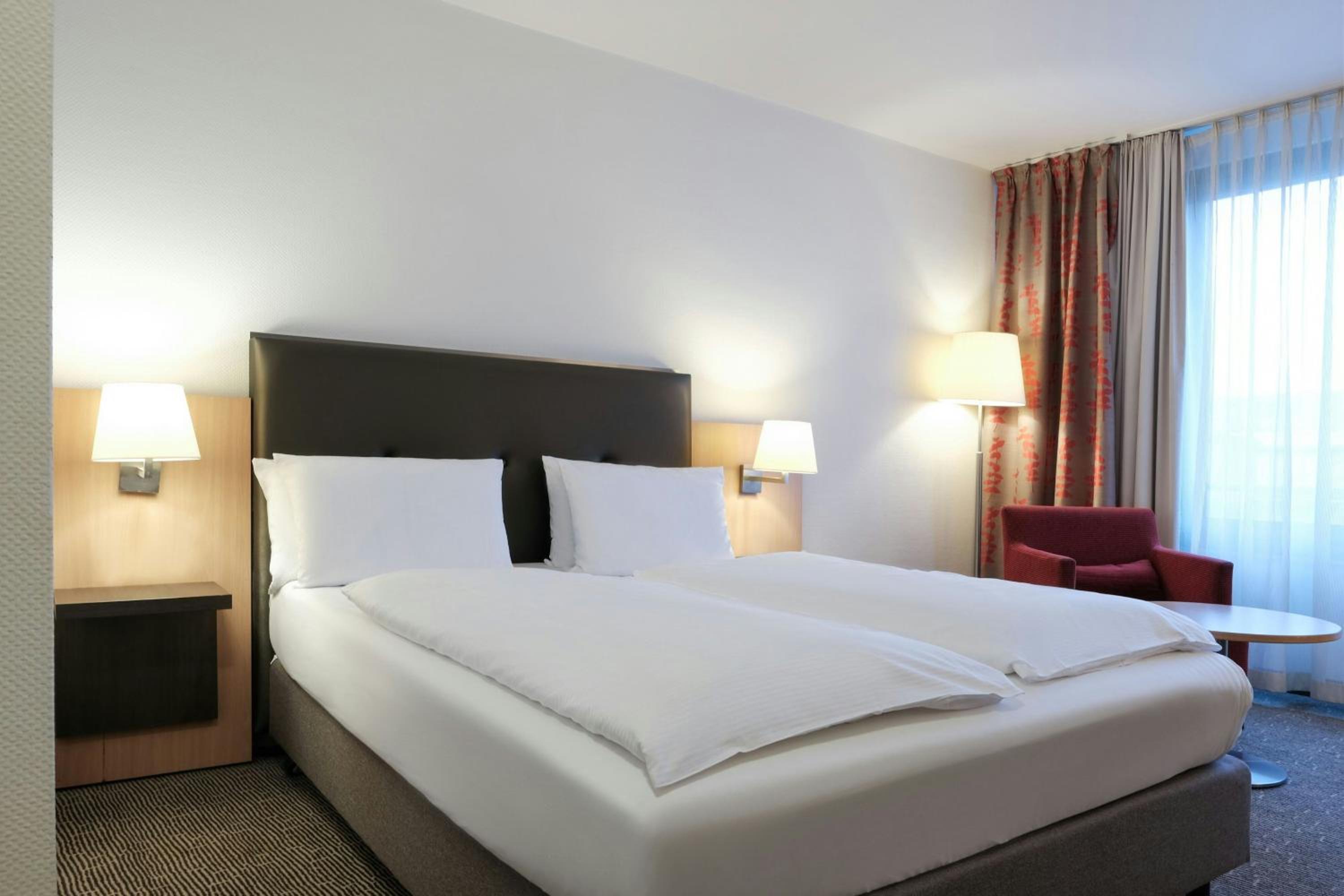 Standard Queen Room thumbnail 5