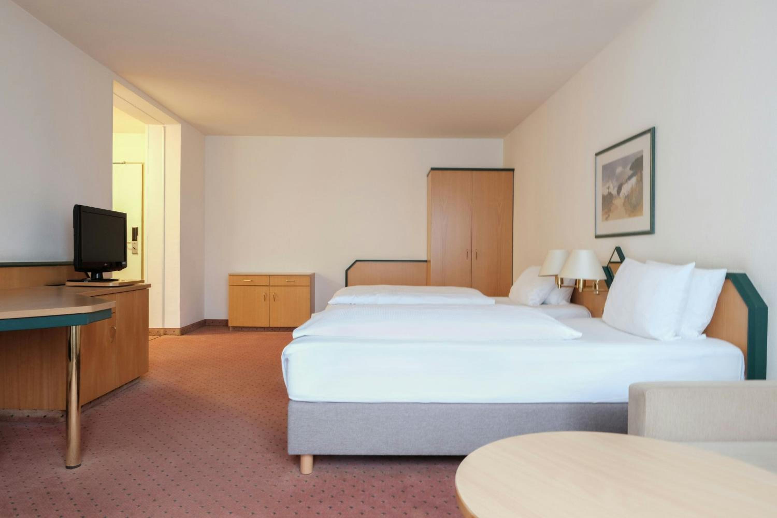 Standard Twin Room thumbnail 6