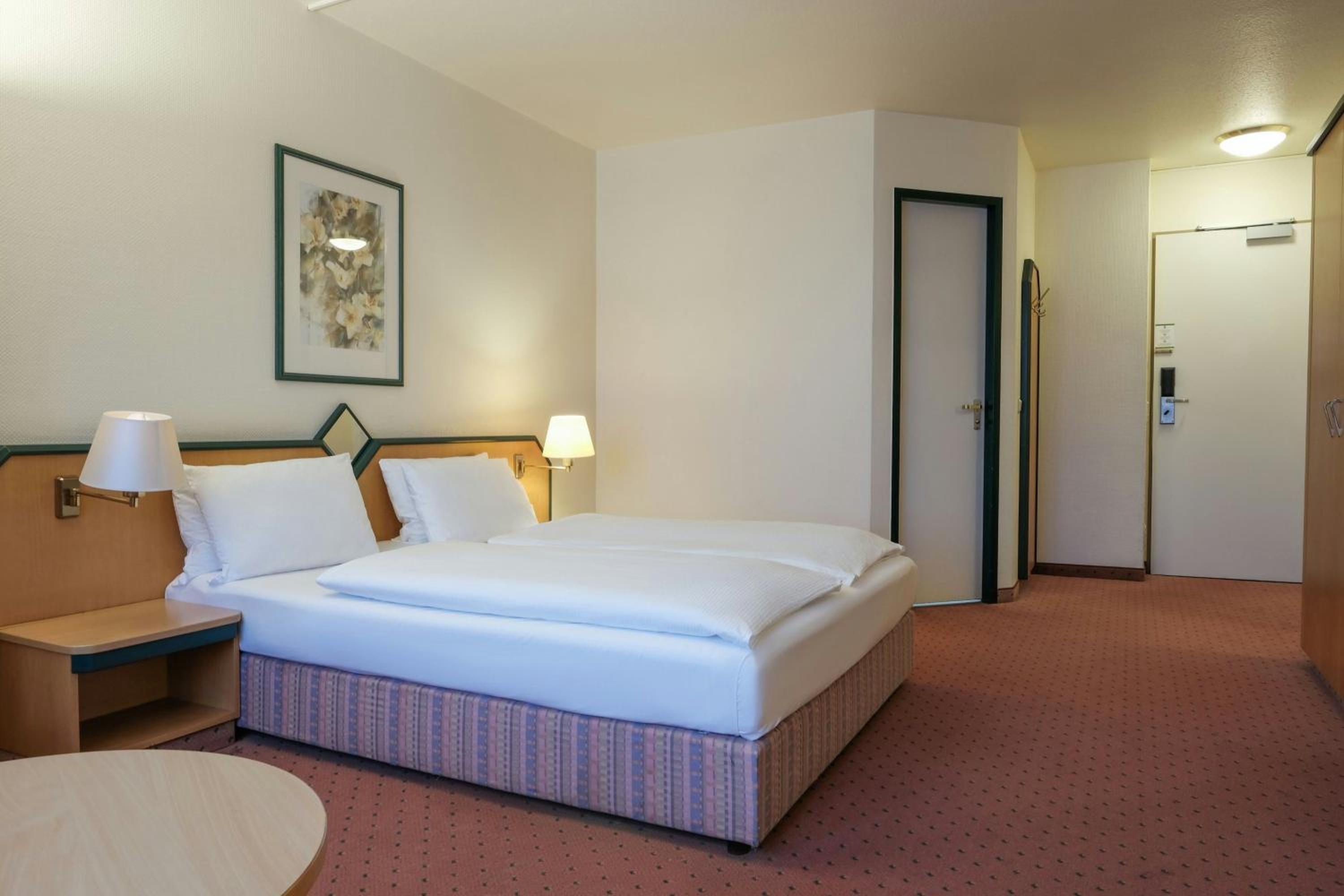Superior Queen Room thumbnail 5