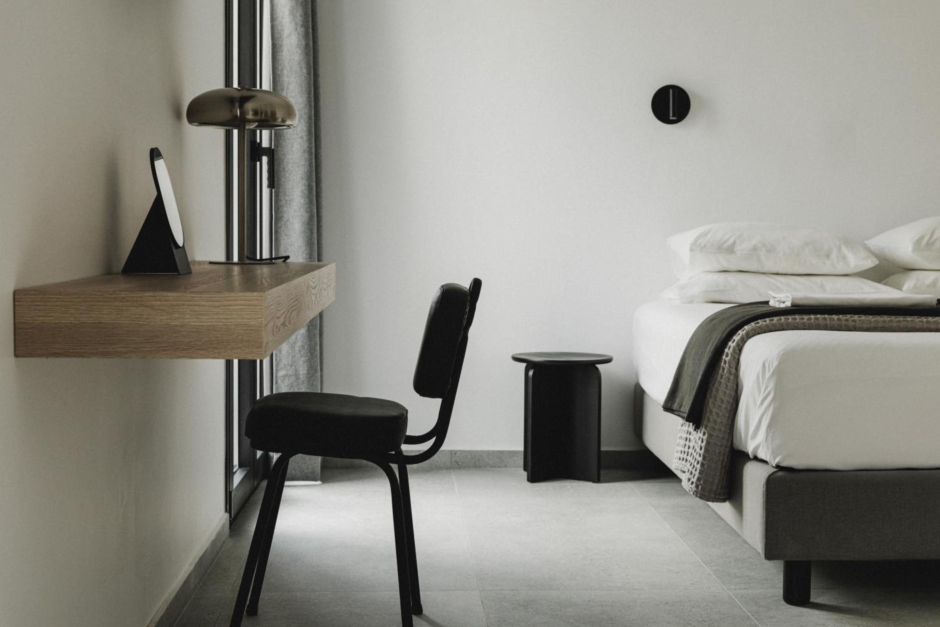 Deluxe King Room - Photo 2