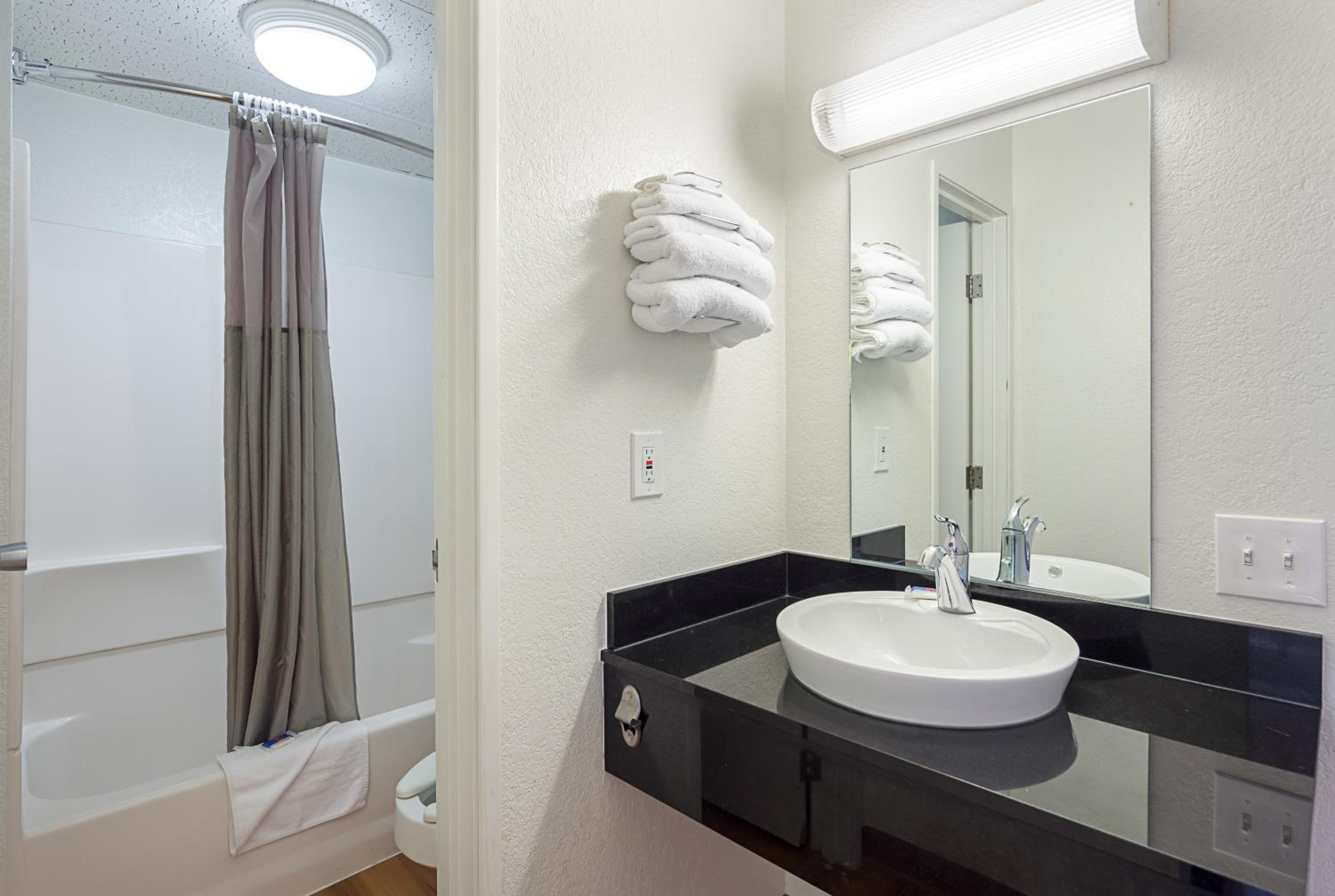 Double Room - Disability Access - Non-Smoking photo 3