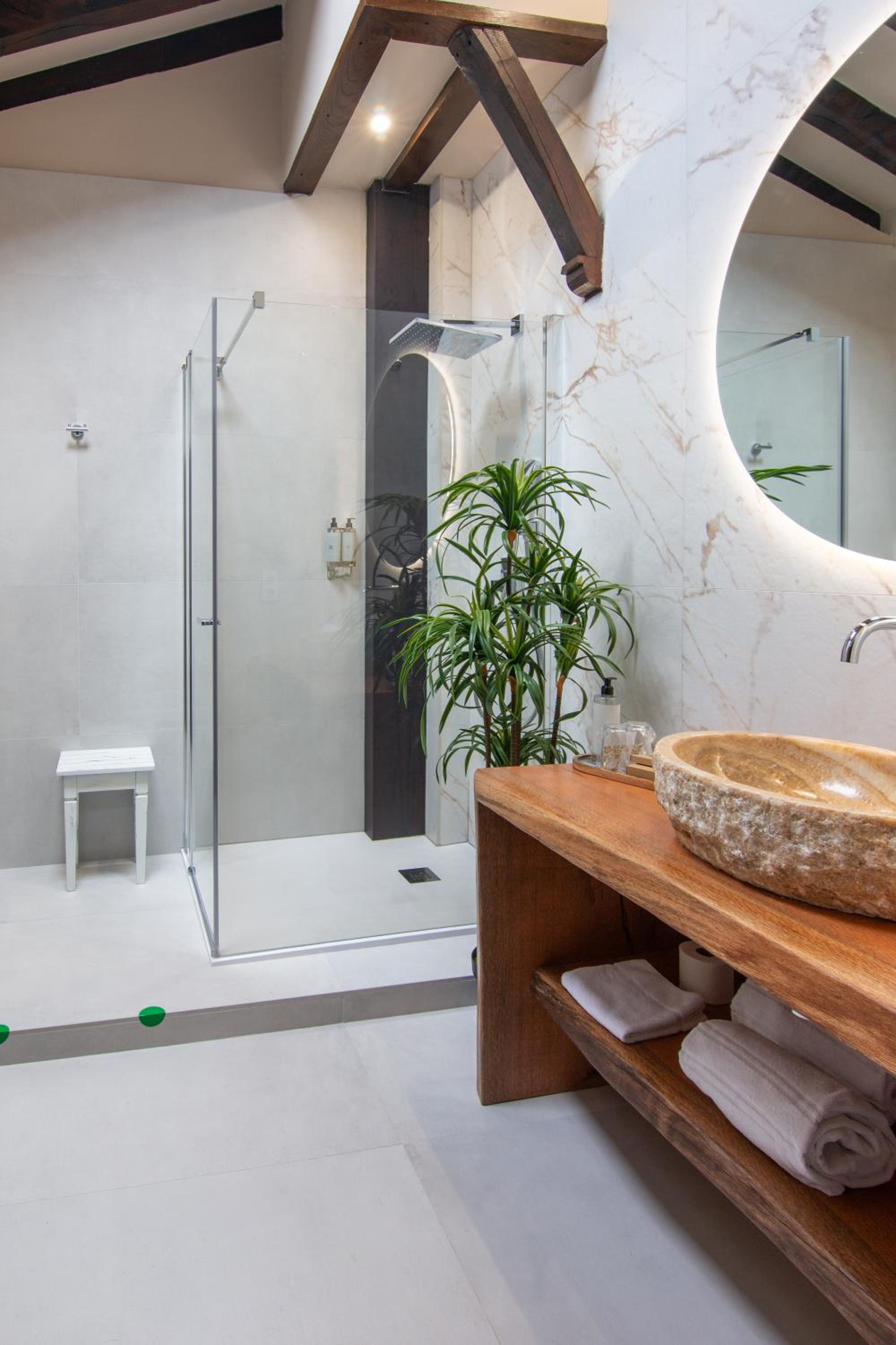 Double or Twin Room with Romantic Package - Photo 9